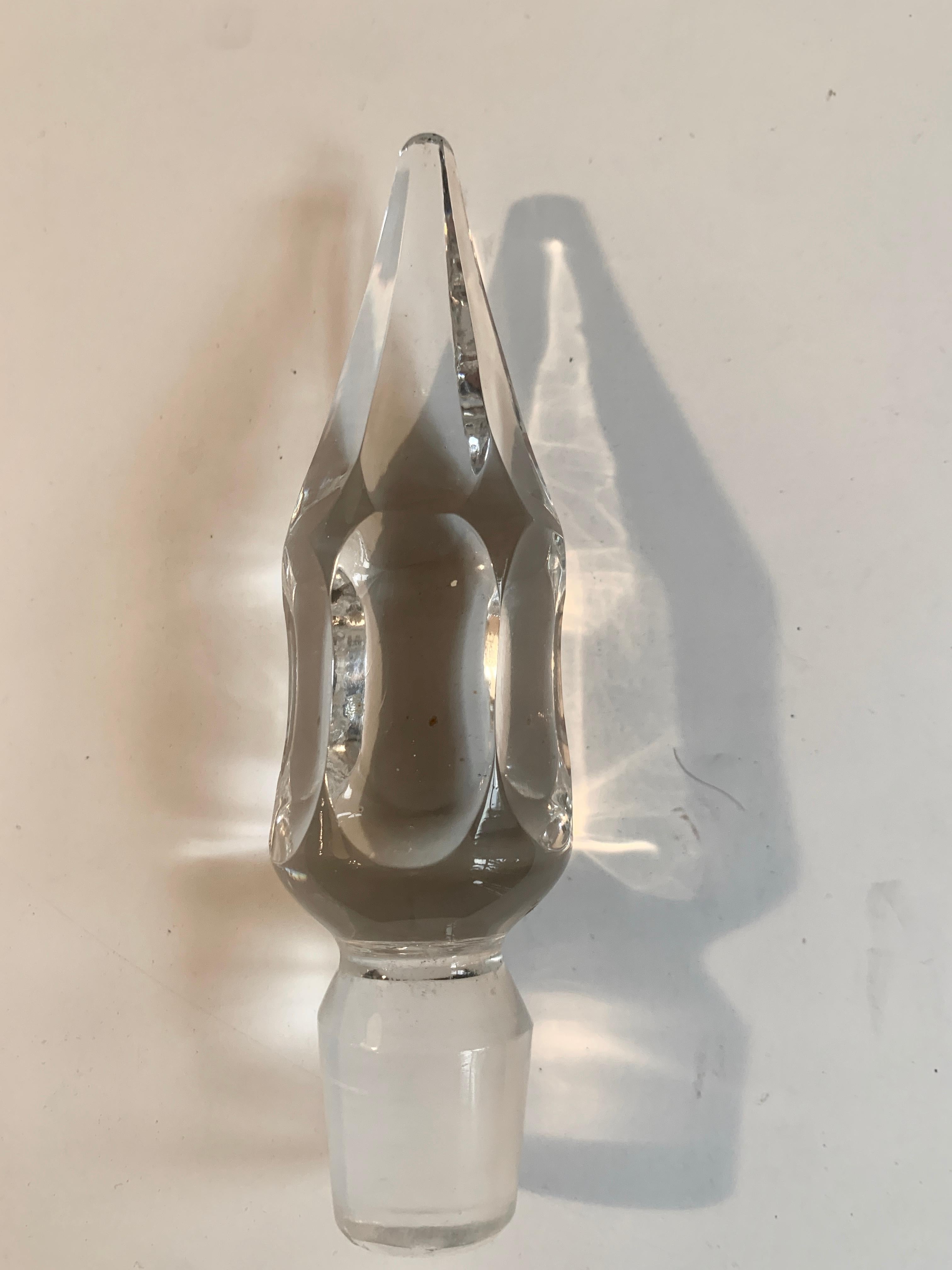Carafe en cristal avec couronne gravée et bouchon à facettes Bon état - En vente à Los Angeles, CA