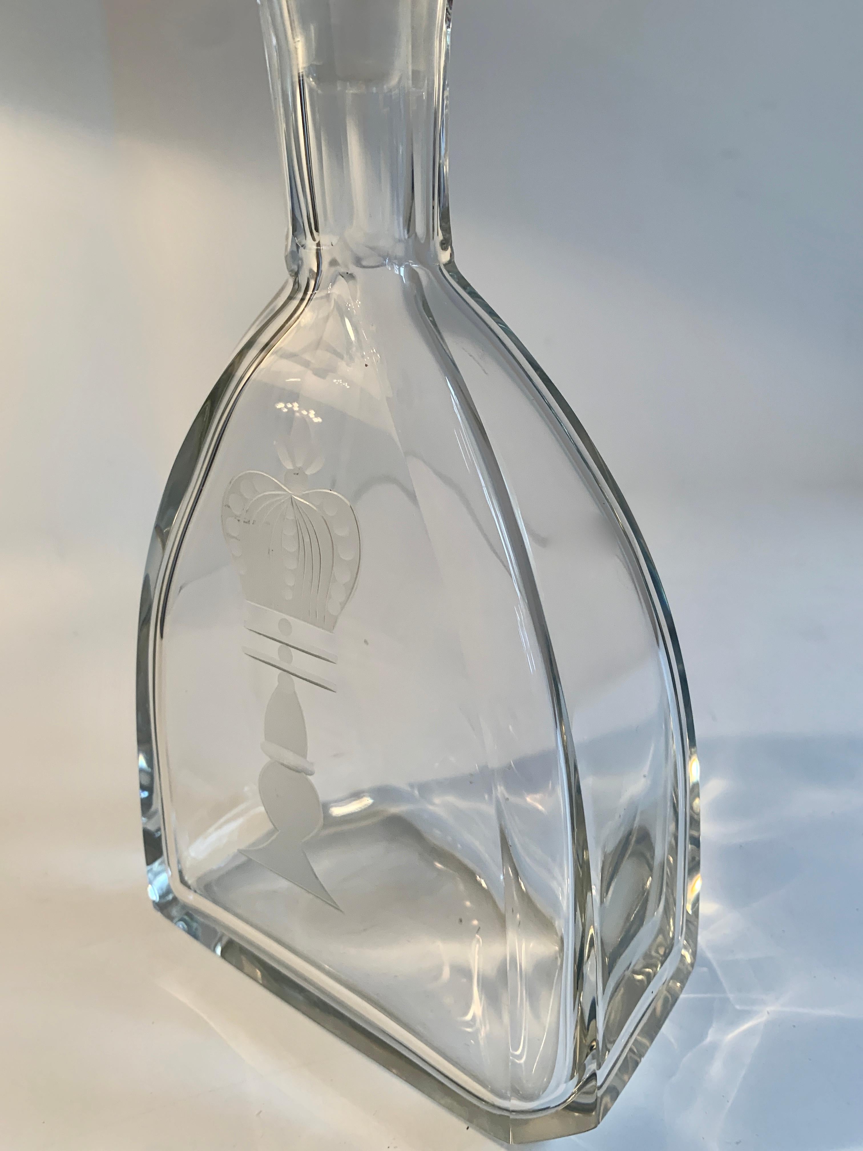 Crystal Decanter with Etched Crown and Faceted Stopper In Good Condition For Sale In Los Angeles, CA