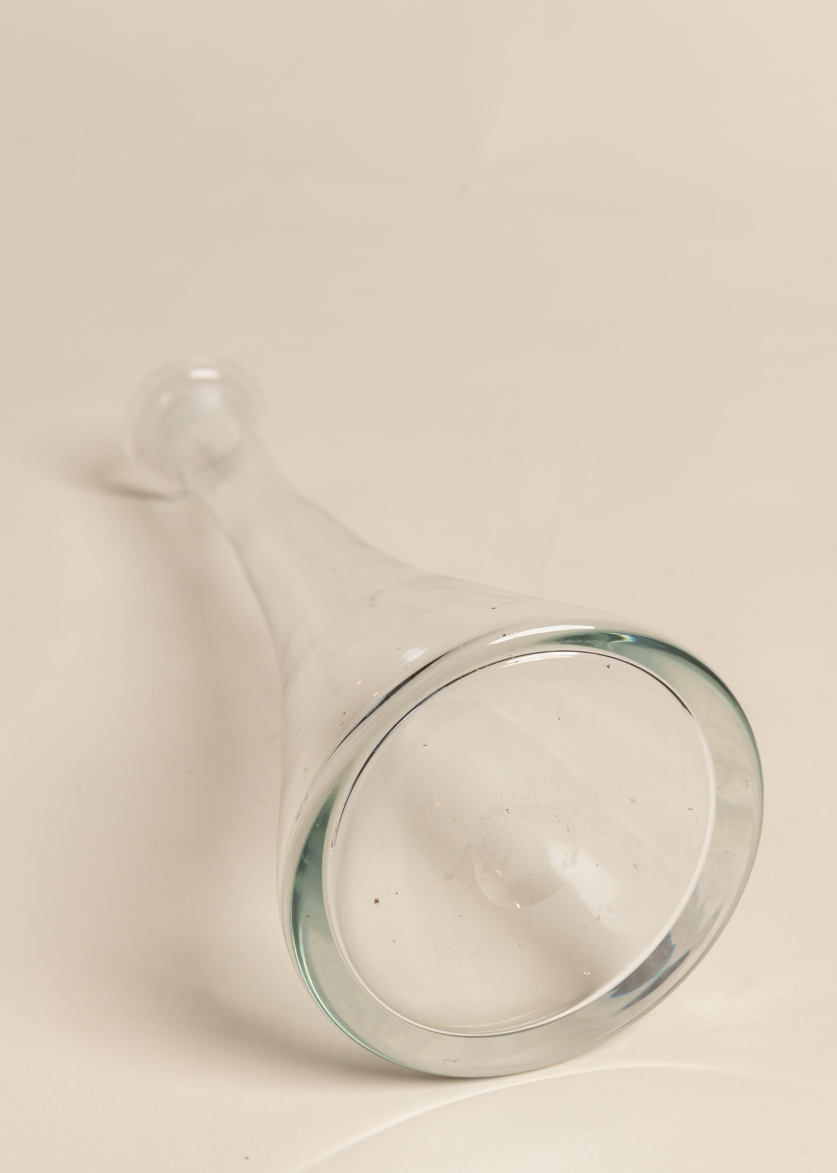 Elégante carafe en cristal Vintage au col allongé, s'évasant en une large base lestée et surmontée d'un solide bouchon. Idéal seul ou au sein d'un groupe. 