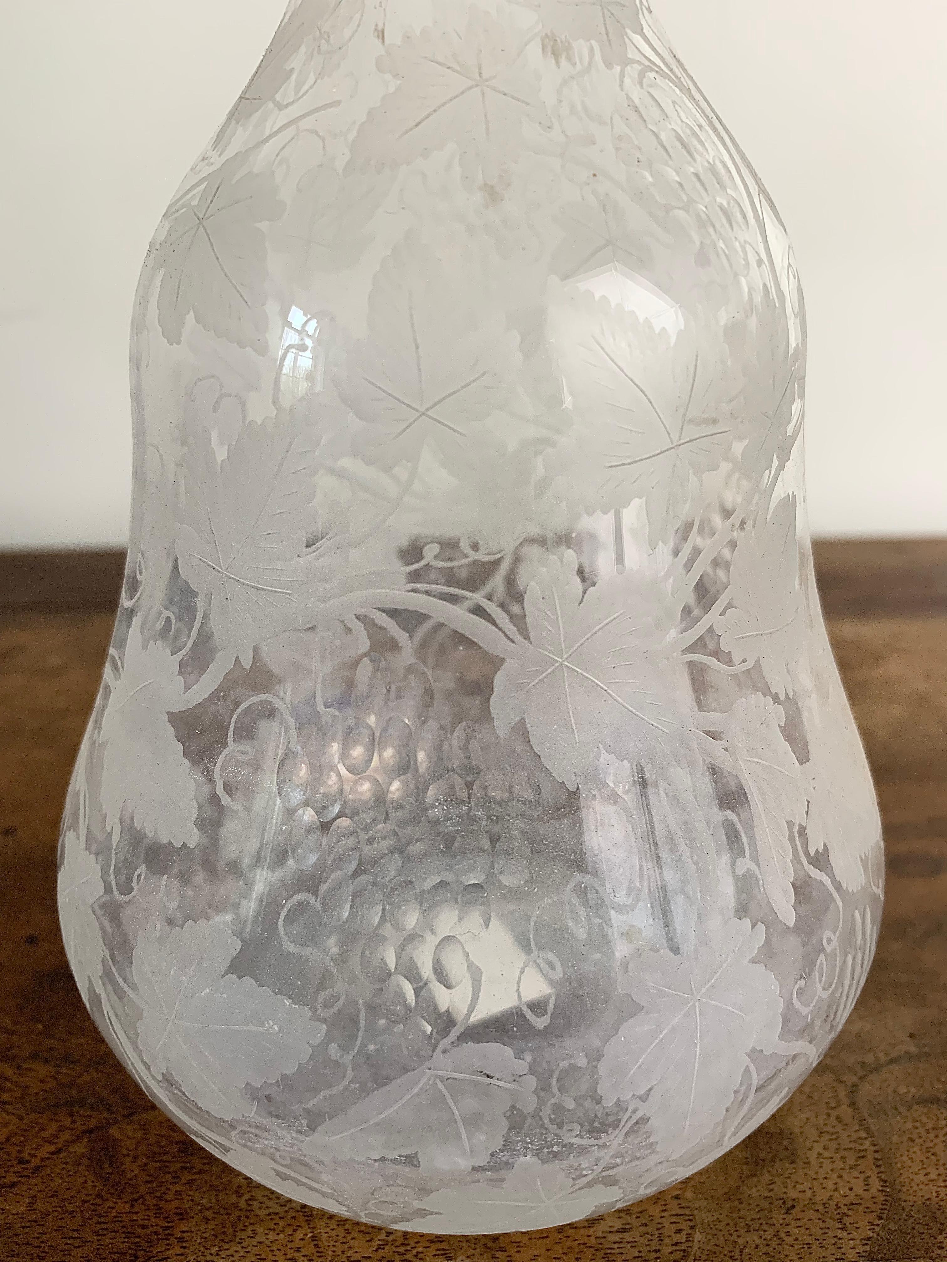Beautiful blown crystal decanter with motifs of foliage, vines and bunches of grapes. Very beautiful work of engraving on crystal entirely made by hand at the end of the 19th century.
France 
Circa 1880.
 