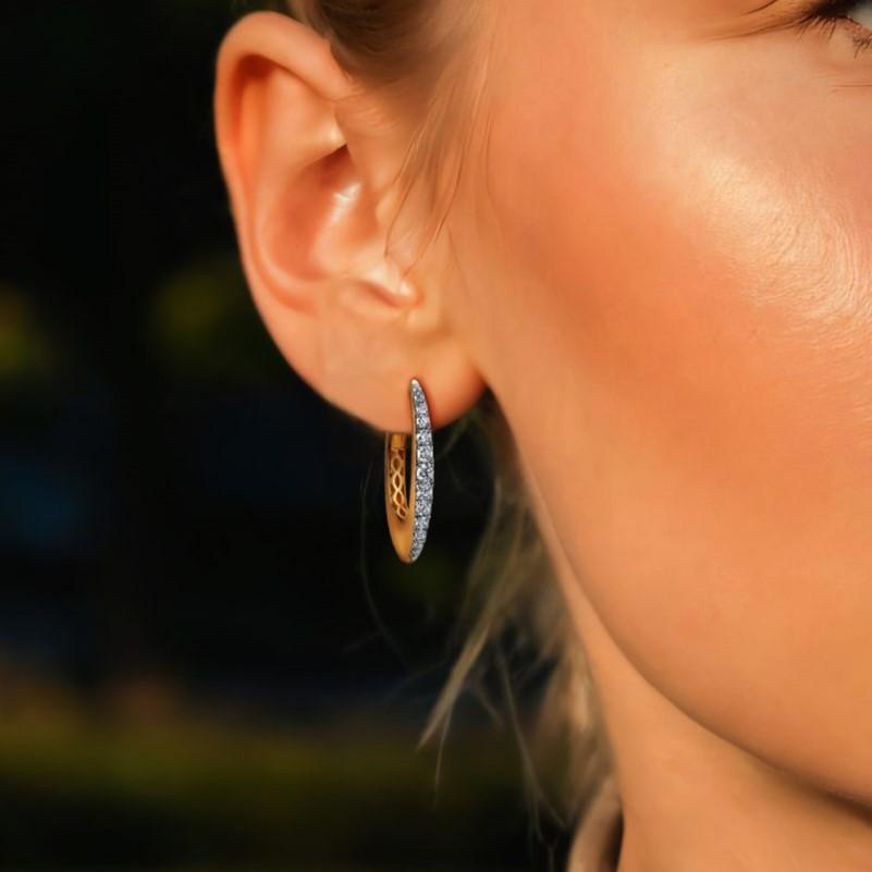 Los Pendientes Aros Diamante Cristal de Oro Amarillo de 14 quilates muestran una deslumbrante fusión de elegancia y brillo. Estos aros están elaborados en oro amarillo de 14 quilates, con brillantes diamantes naturales que realzan su luminoso