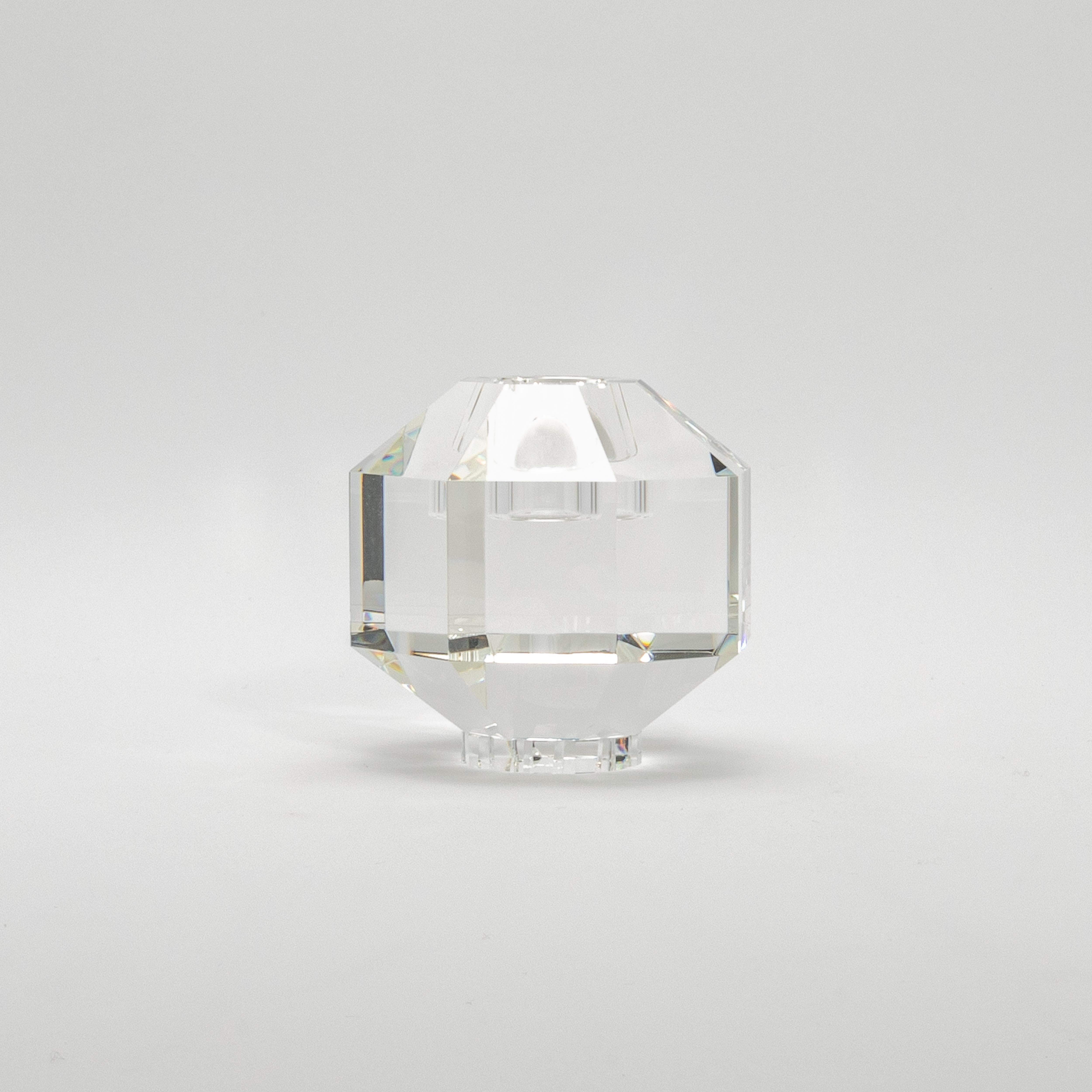 Die achteckige Diamond Votive von KA Glass ist ein exquisites Meisterwerk, das in sorgfältiger Handarbeit aus feinstem Kristallglas hergestellt wird. Sein facettiertes Design spiegelt die Eleganz eines fein geschliffenen Diamanten wider und