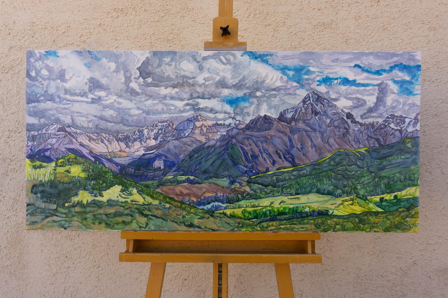 <p>Commentaires de l'artiste<br />Des nuages d'orage sont suspendus au-dessus des hauts sommets époustouflants des montagnes San Juan dans le Colorado. Les rochers escarpés se dressent contre le ciel tandis qu'une vallée verdoyante s'étend en