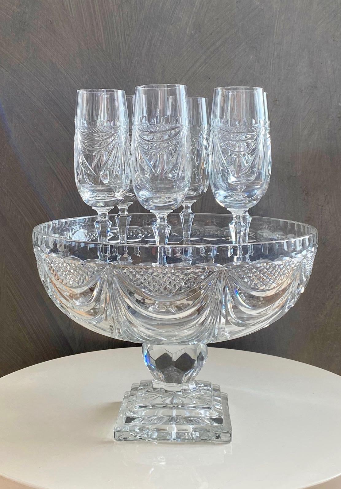 Champagne cellar from Lorraine crystal glassware, blown with the mouth and carved with hands. This handmade piece comes with six crystal champagne glasses from the same manufacture. This wonderful piece is made with 24% of lead. The base that holds
