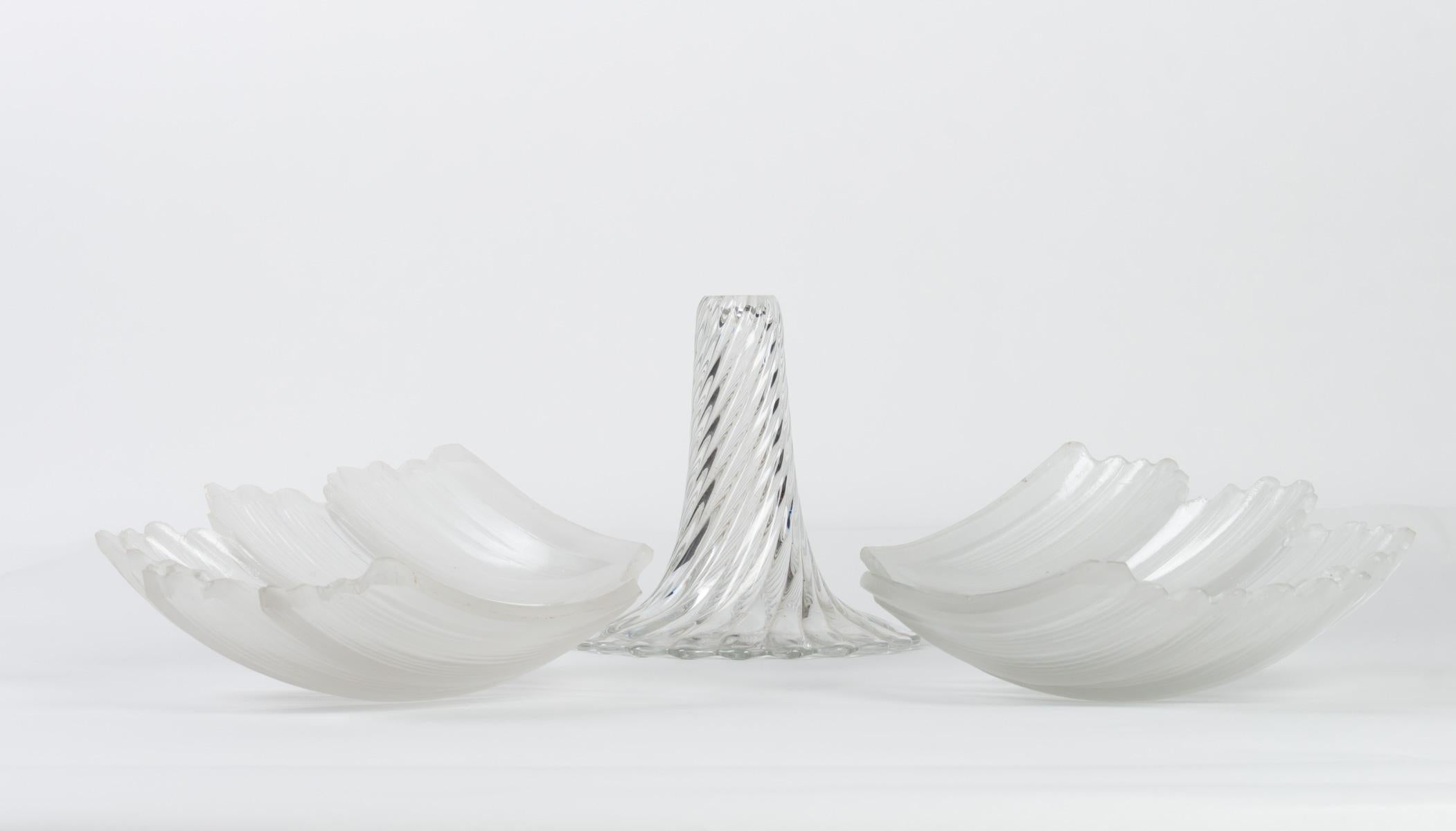 Crystal element, 19th century, Goblets and Bouquetière, Napoleon III

Pair of cups: W 27cm, D 22cm, H 7cm

Flower girl: H 17cm, D 17cm.