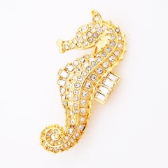 Spilla figurata a forma di cavalluccio marino incrostato di cristalli di Nolan Miller, anni '90