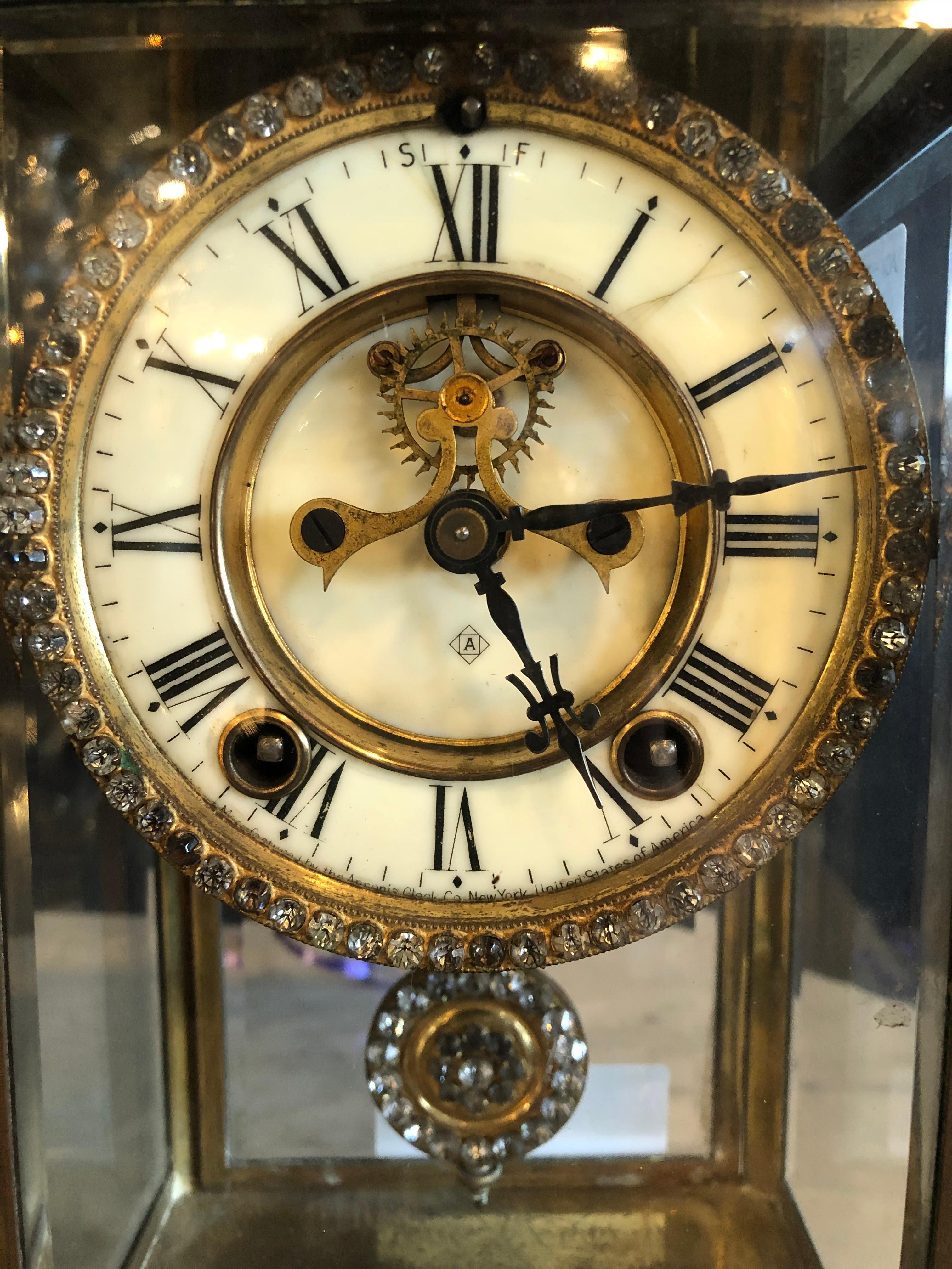 Reloj de esfera de cristal y péndulo fabricado por Ansonia Clock of New York clásico estadounidense en venta