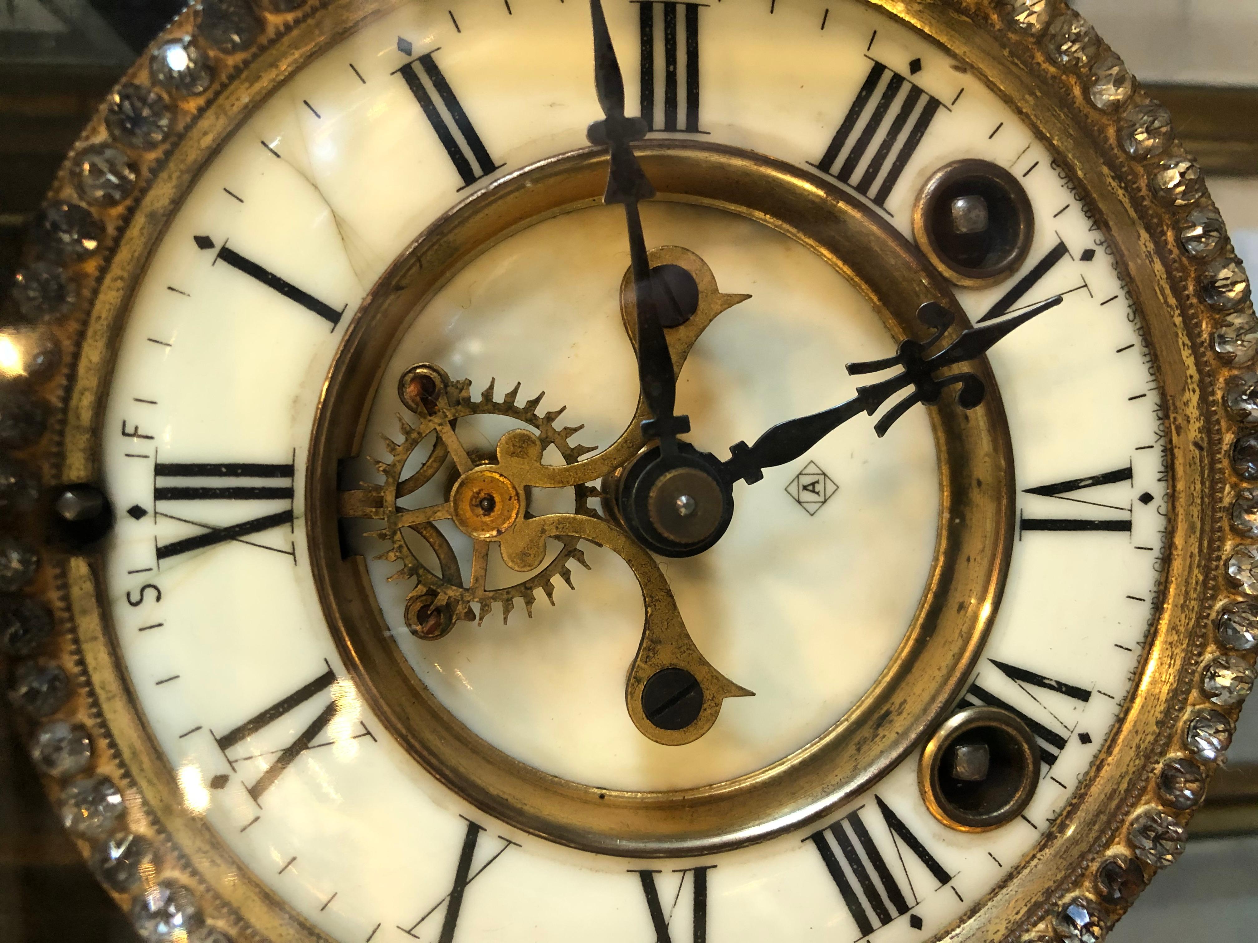 Uhr mit Kristallfront und Pendelleuchte, hergestellt von Ansonia Clock of New York im Zustand „Gut“ im Angebot in Stamford, CT