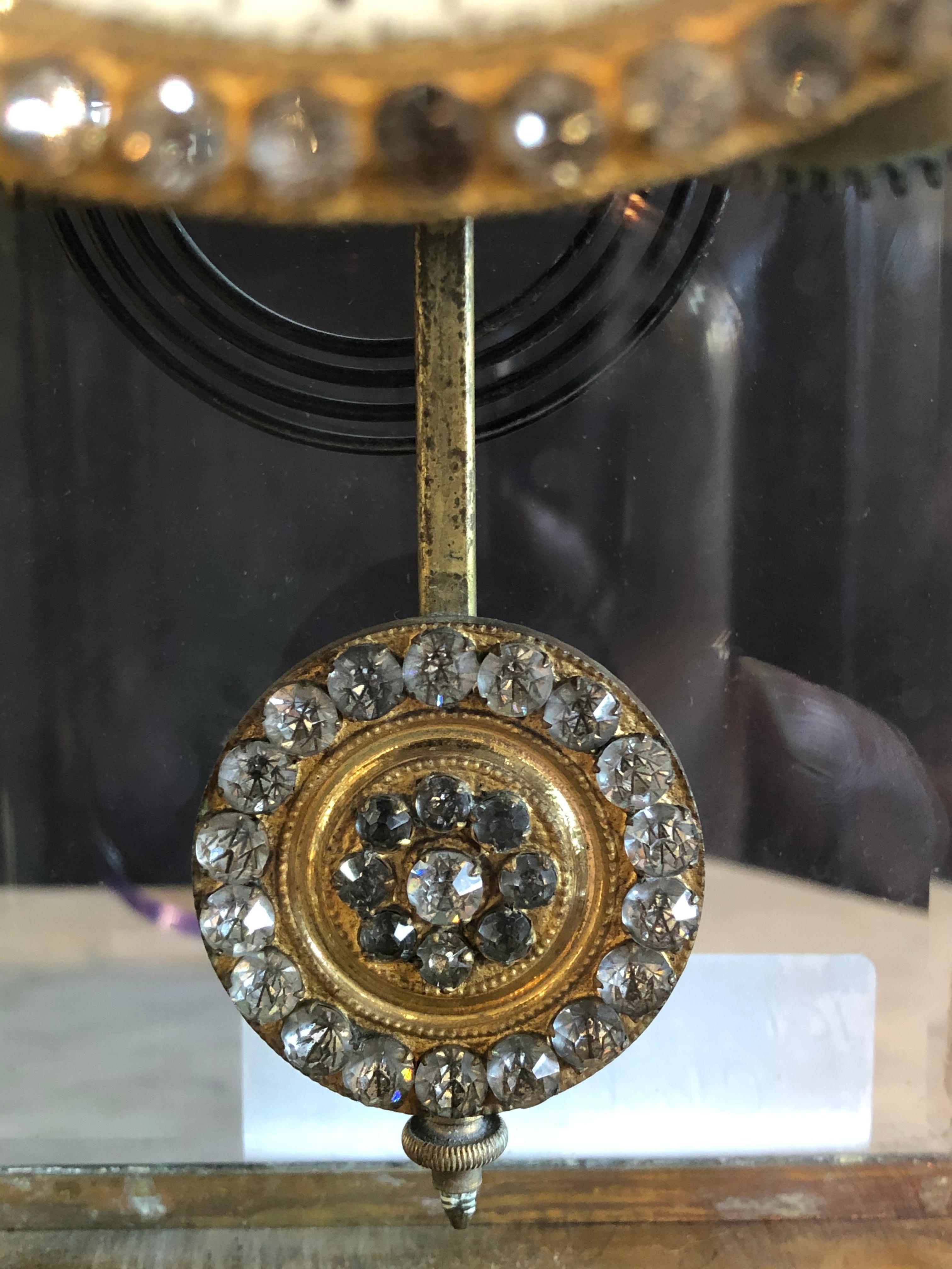 Uhr mit Kristallfront und Pendelleuchte, hergestellt von Ansonia Clock of New York (Mitte des 20. Jahrhunderts) im Angebot