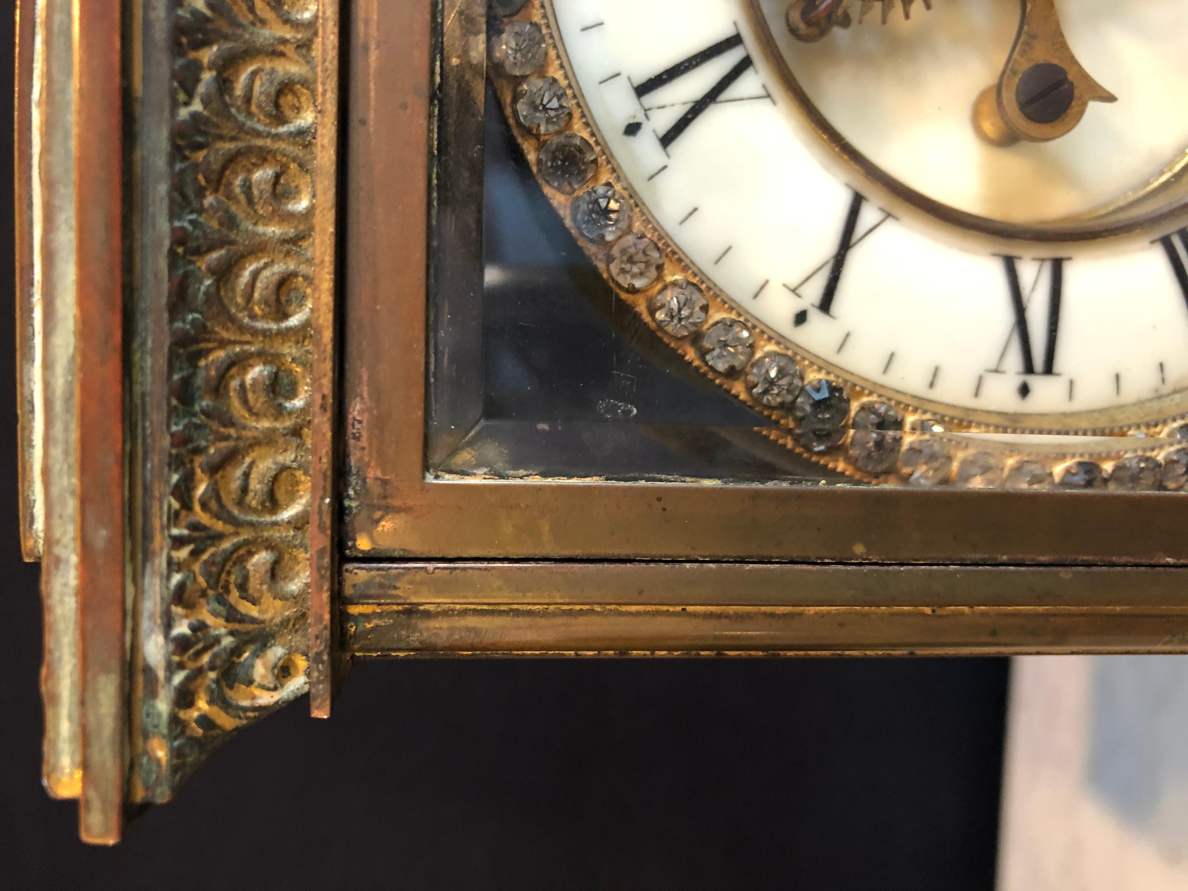 Uhr mit Kristallfront und Pendelleuchte, hergestellt von Ansonia Clock of New York (Messing) im Angebot
