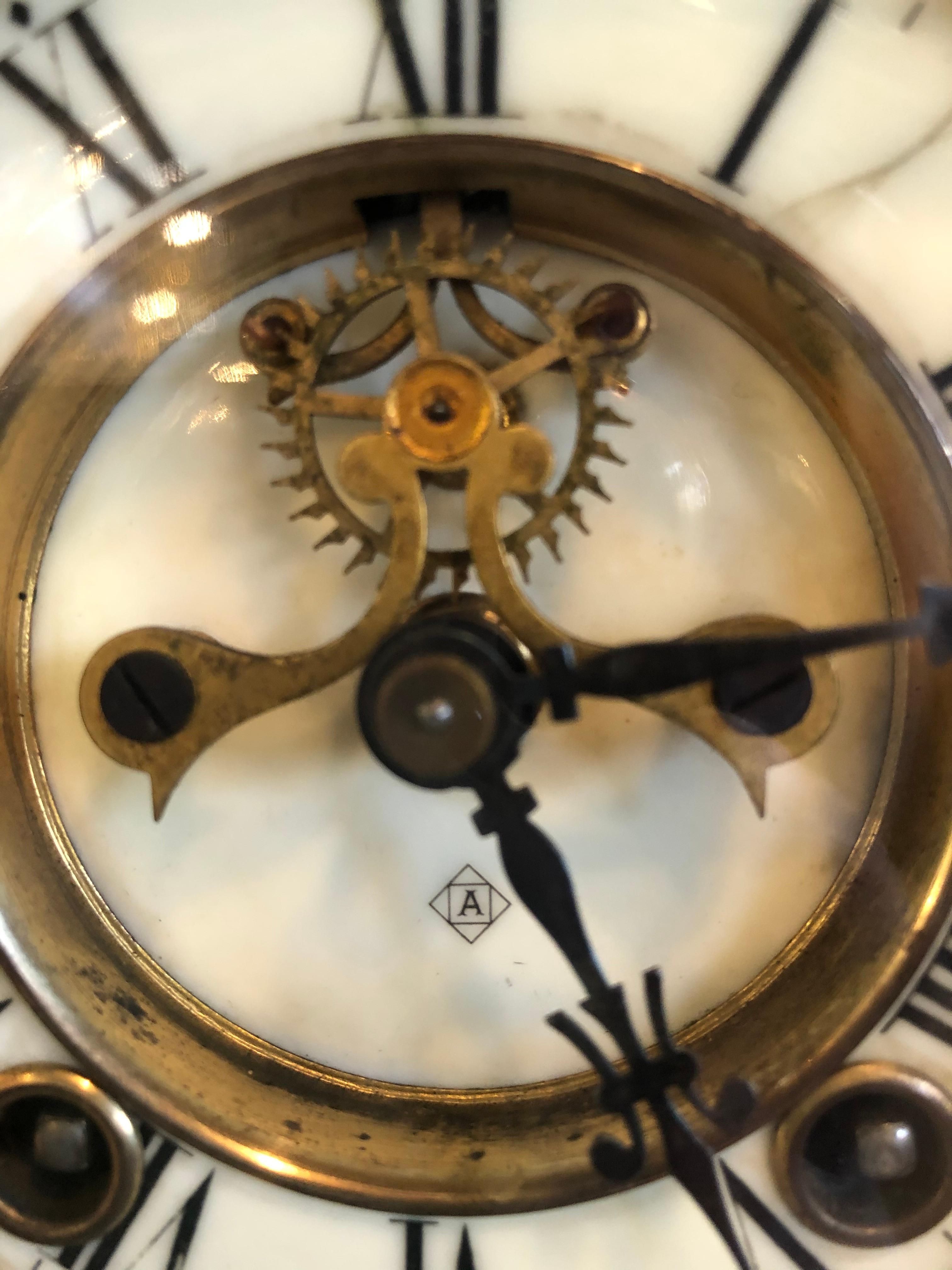 Uhr mit Kristallfront und Pendelleuchte, hergestellt von Ansonia Clock of New York im Angebot 1