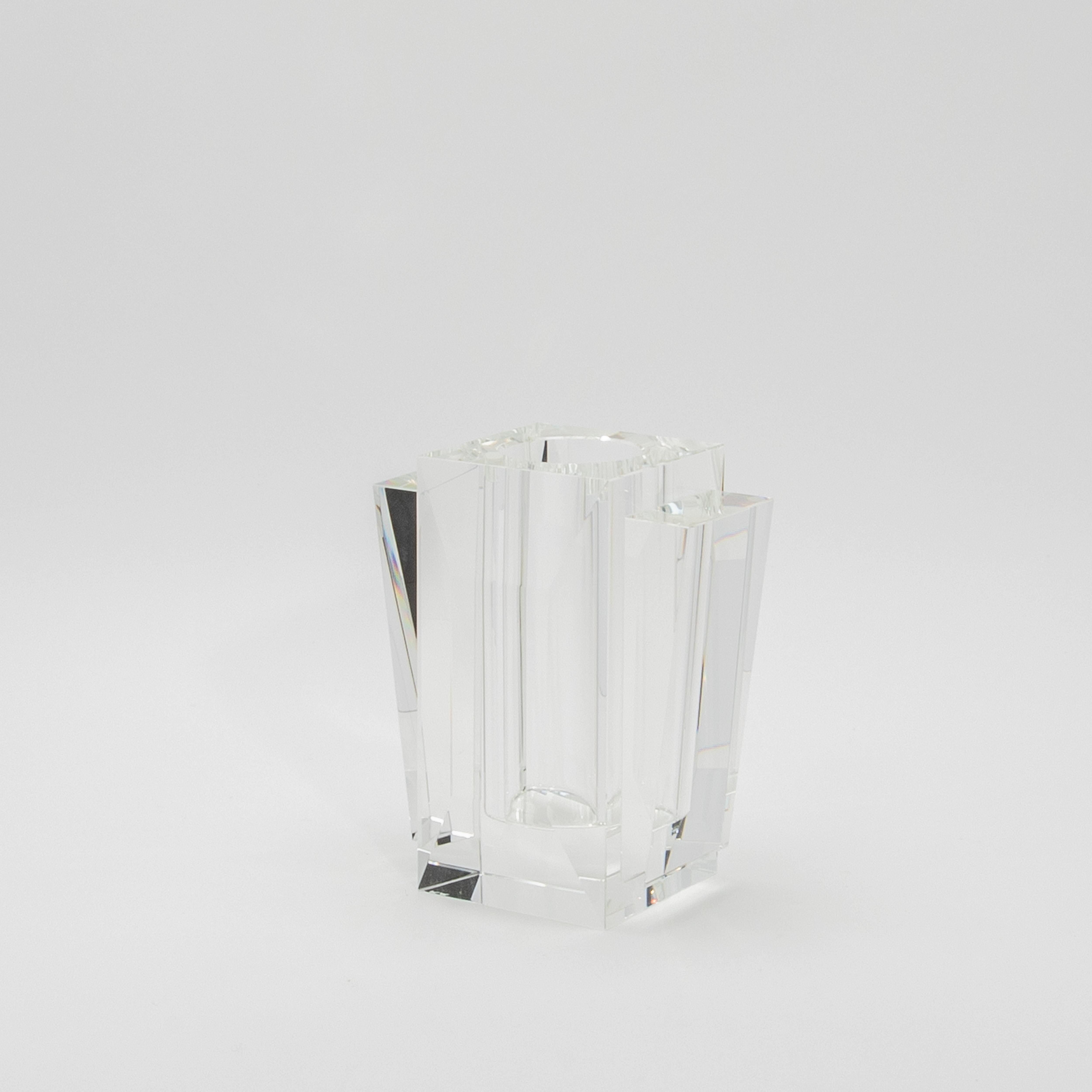 Il vaso Crystal Fins di KA Glass è una creazione magistrale, che unisce la finezza artistica alla purezza del cristallo. La sua forma artigianale trasuda raffinatezza, con contorni eleganti e ondulati che evocano la fluidità dell'acqua, ricordando