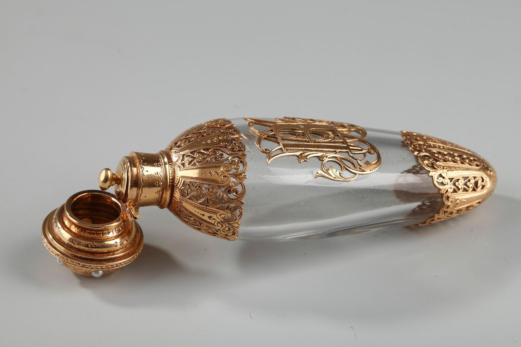 Crystal Flask with Gold and Pearls, Late 19th Century Work In Good Condition For Sale In Paris, FR
