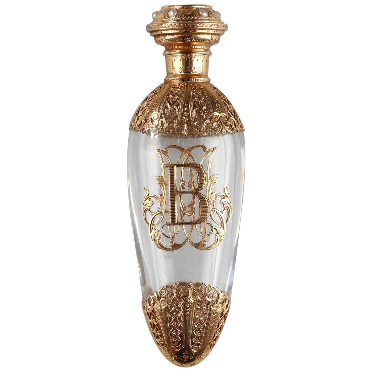 Flacon en cristal avec or et perles, fin du 19e siècle Travail en vente