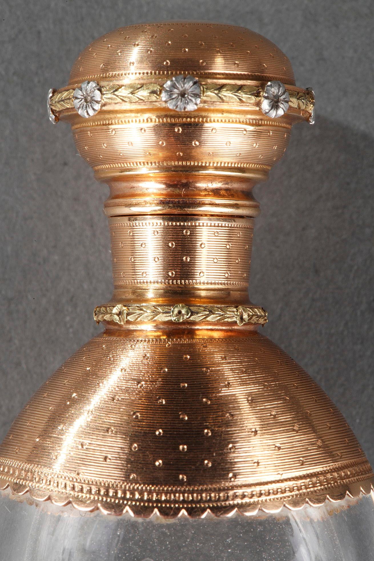 Taille coussin antique Flacon de cristal avec or, fin du 19ème siècle en vente