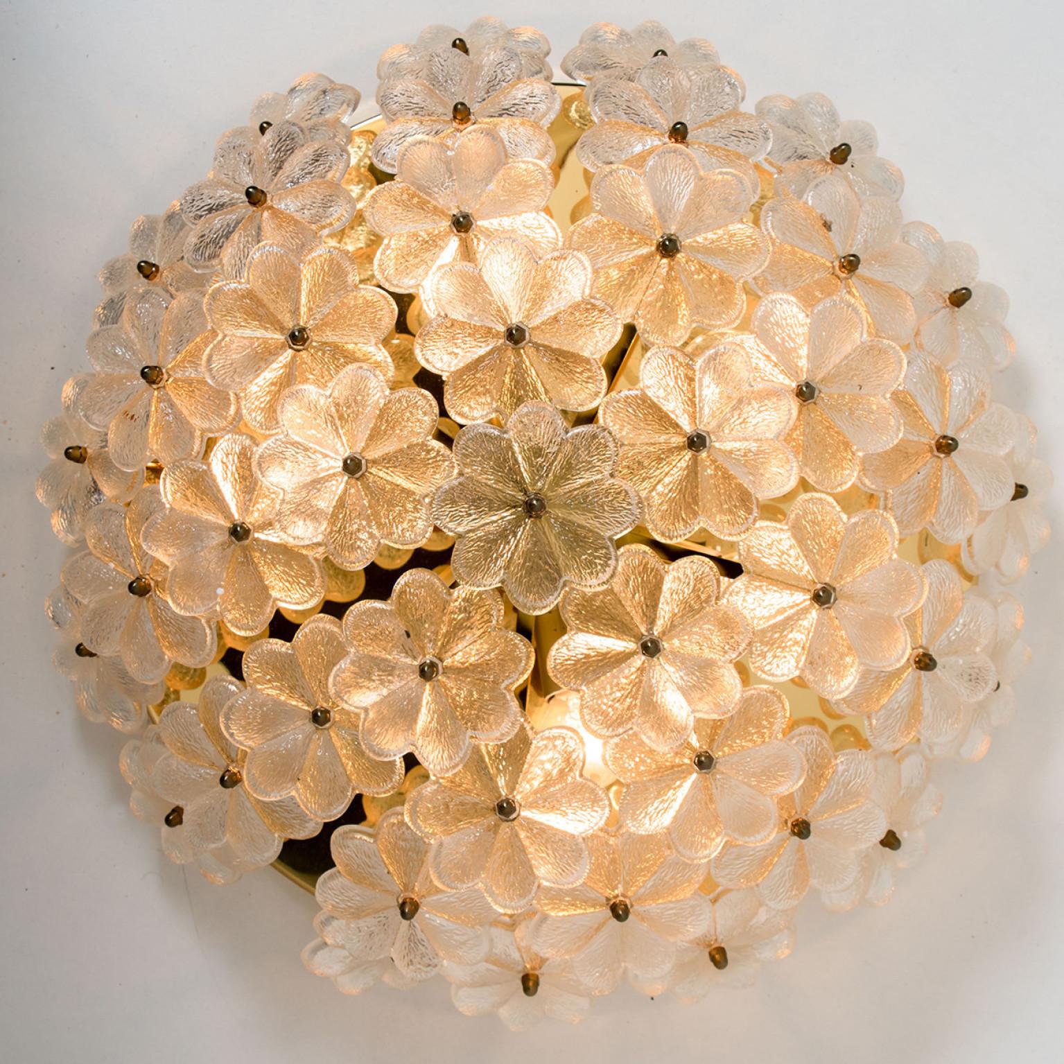 Stunning crystal flower glass over a brass frame, made by Ernst Palme in Germany, 1970s.

Can also be used as wall light.

High quality and in very good condition. Cleaned, well-wired and ready to use.

Dimensions:
Diameter: 17.72