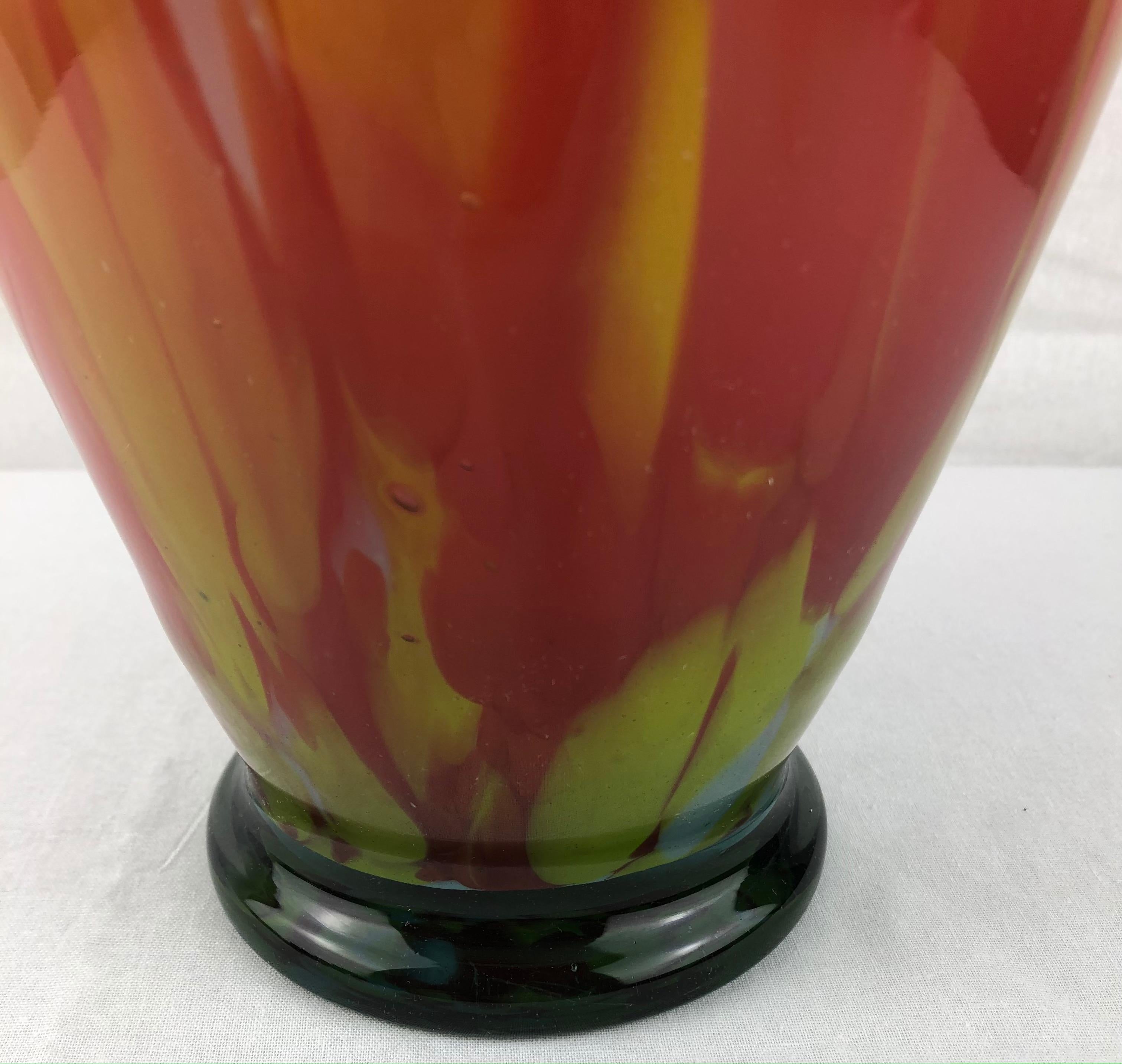 Cet éblouissant vase en cristal aux multiples couleurs réalisé par M.F. Cristal de Paris, France. 
Des couleurs étonnantes en parfait état. 

Il peut rehausser n'importe quelle étagère, table, crédence ou comptoir car il s'agit d'un objet