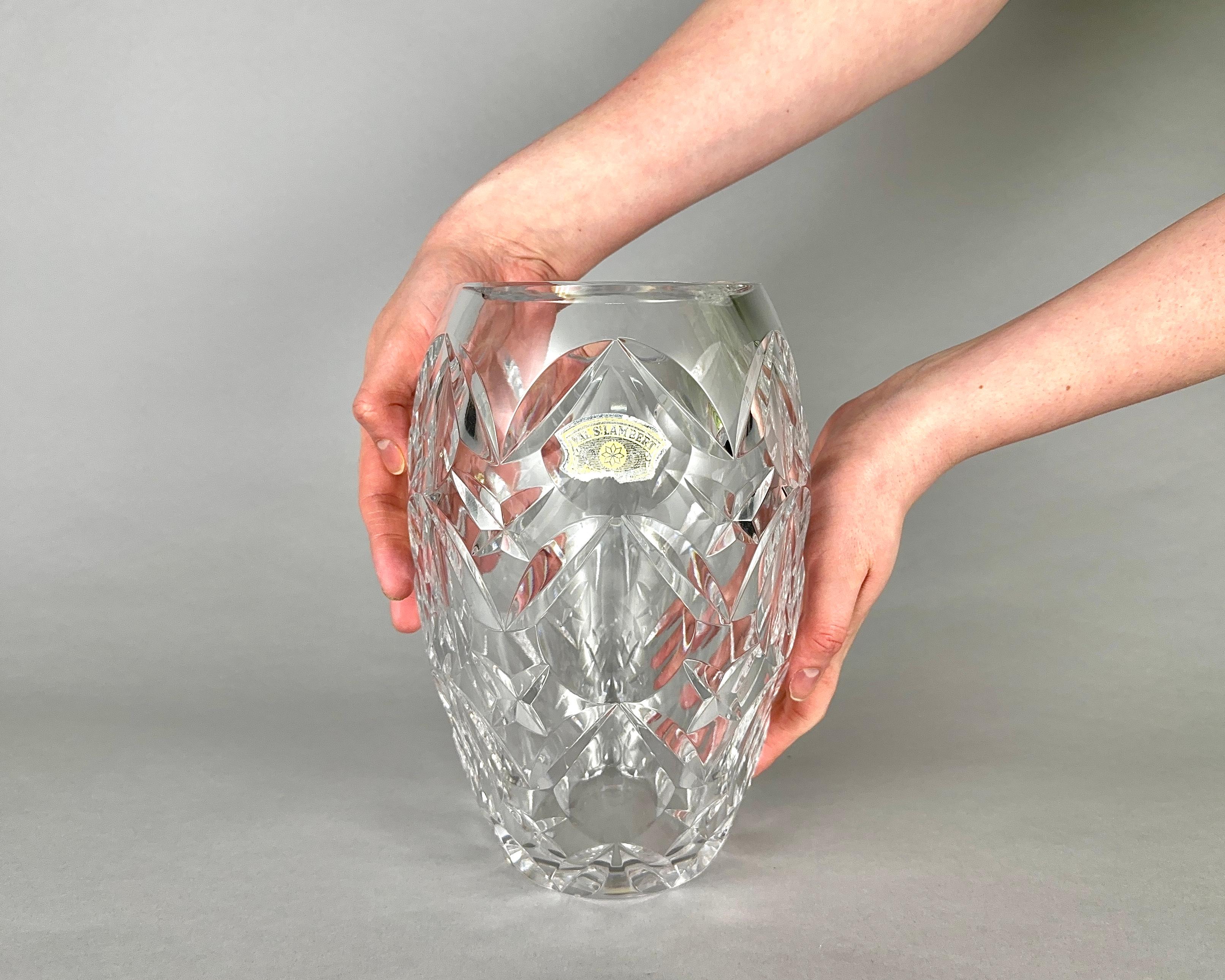 VAL SAINT LAMBERT Vase, Crystal, Belgian crystal glassware manufacturer, founded in 1826 and based in Serena, holds a Royal Warrant from King Albert II.

The vase is made of colorless faceted crystal and is made in the Art Deco style.

Hand cut and
