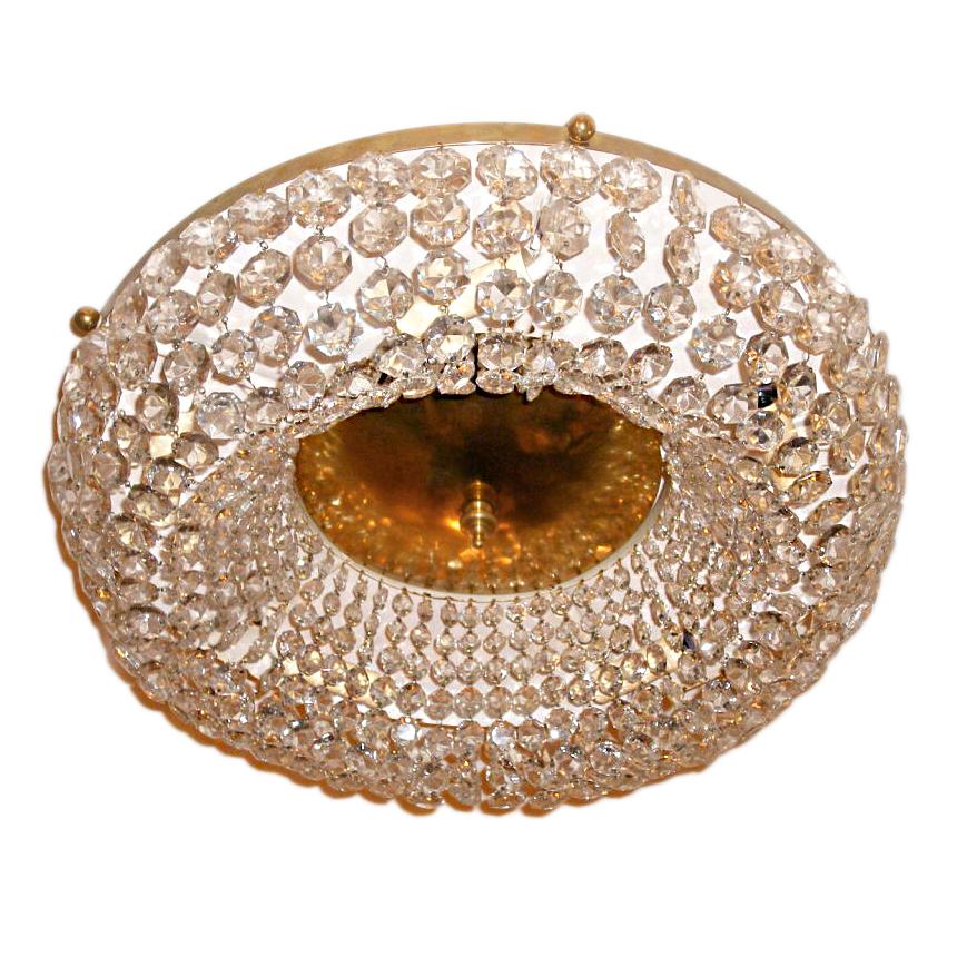 Luminaire encastré en métal doré et cristaux, datant des années 1930, avec cinq lumières intérieures.

Mesures :
Diamètre : 21