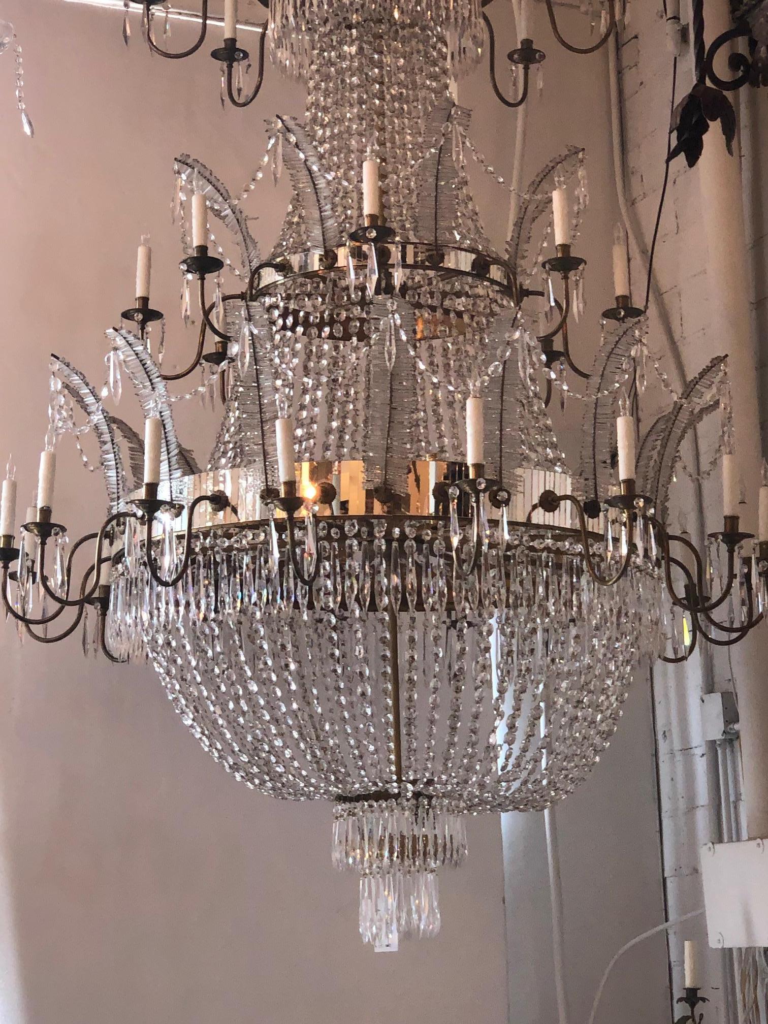 Grande lampadario in cristallo da ingresso, 30 luci con un design unico e incredibile risalente agli inizi del XIX secolo.
Certificato e pronto per l'installazione.