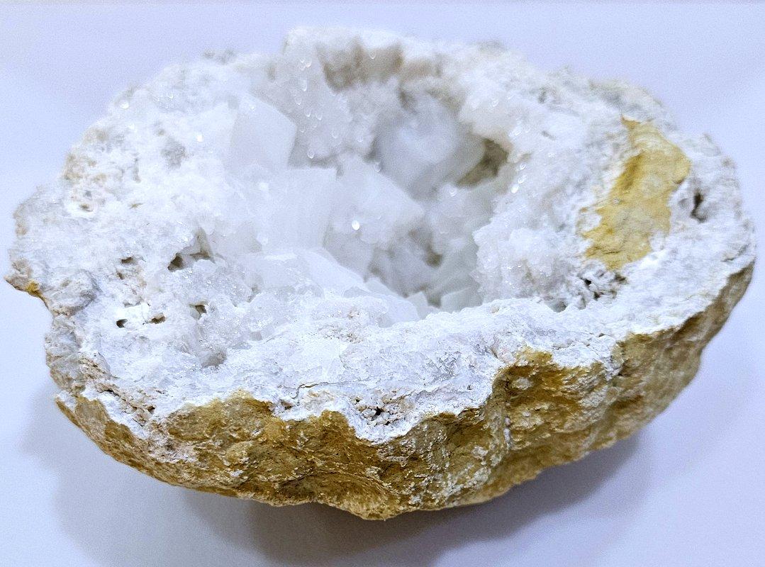 Geoda de Cristal Pieza de Exhibición de Espécimen Natural, Cinco Pulgadas - OFERTA DE CIERRE Moderno orgánico en venta