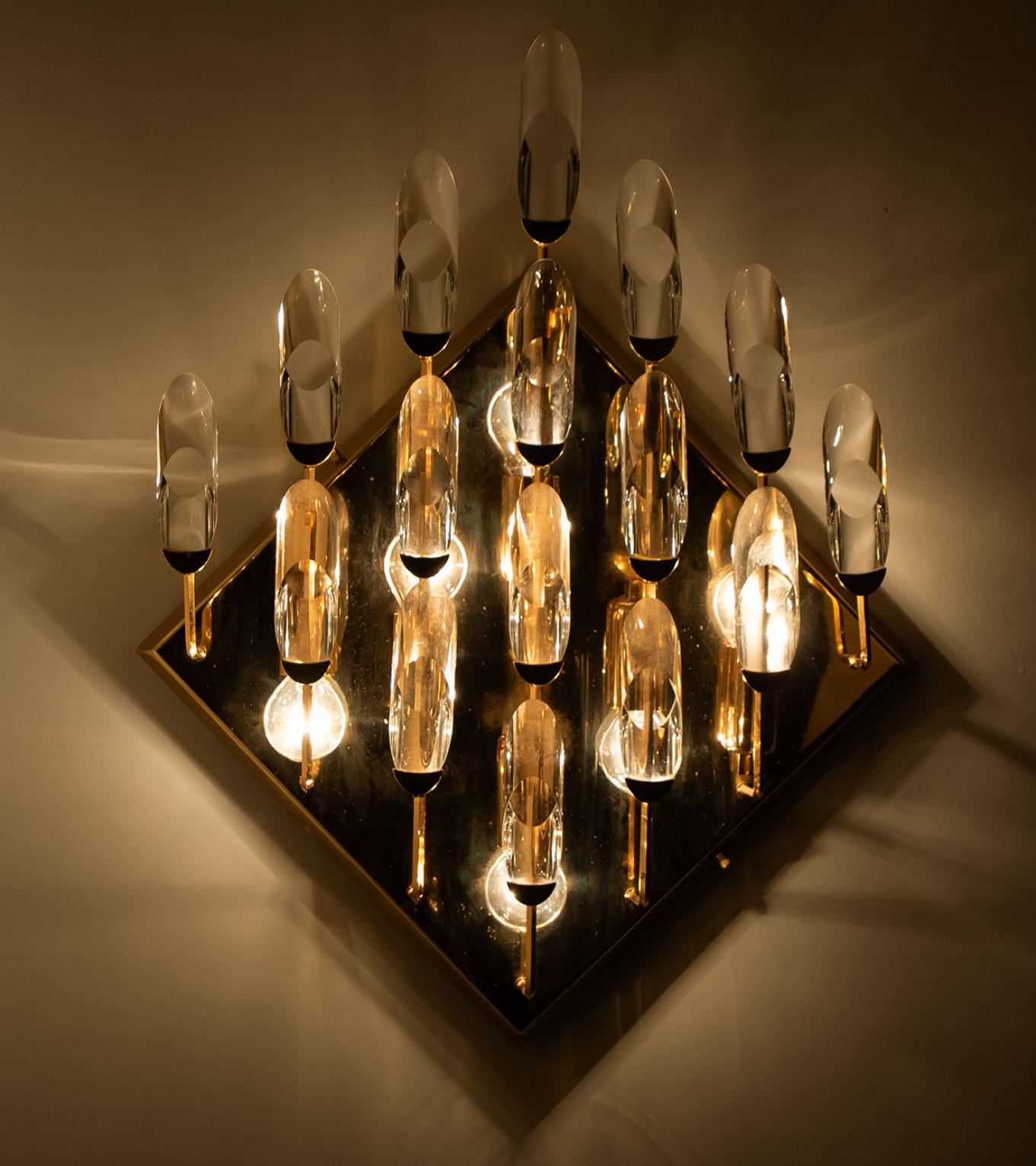 Aplique de latón dorado de alta gama de Stilkronen, fabricado en Italia, hacia 1975. Cada accesorio presenta una serie de ramas en forma de tejido que sostienen gotitas de cristal transparente. Los cristales refractan la luz maravillosamente y son
