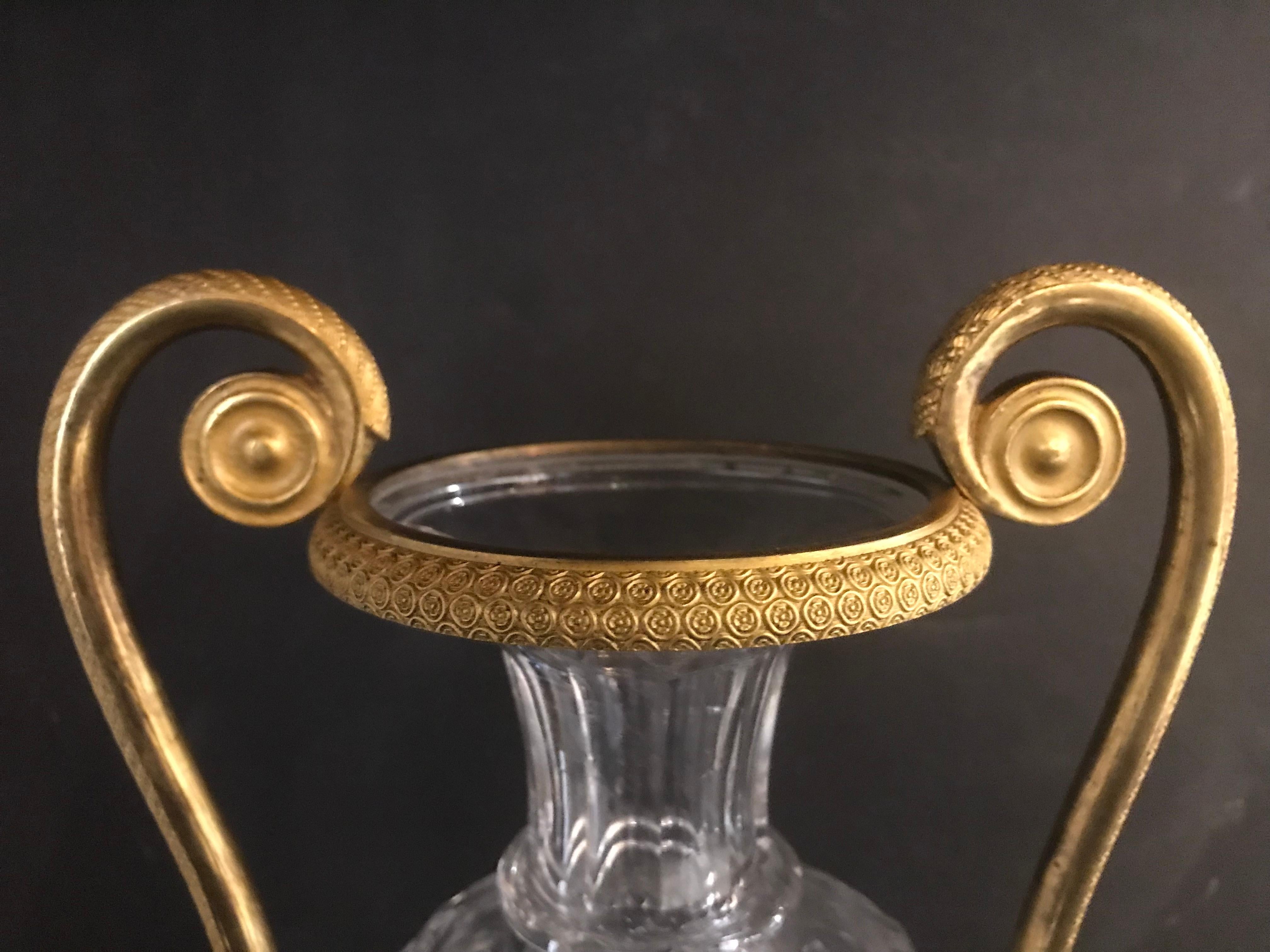 Vase aus Kristall und vergoldeter Bronze (Französisch) im Angebot
