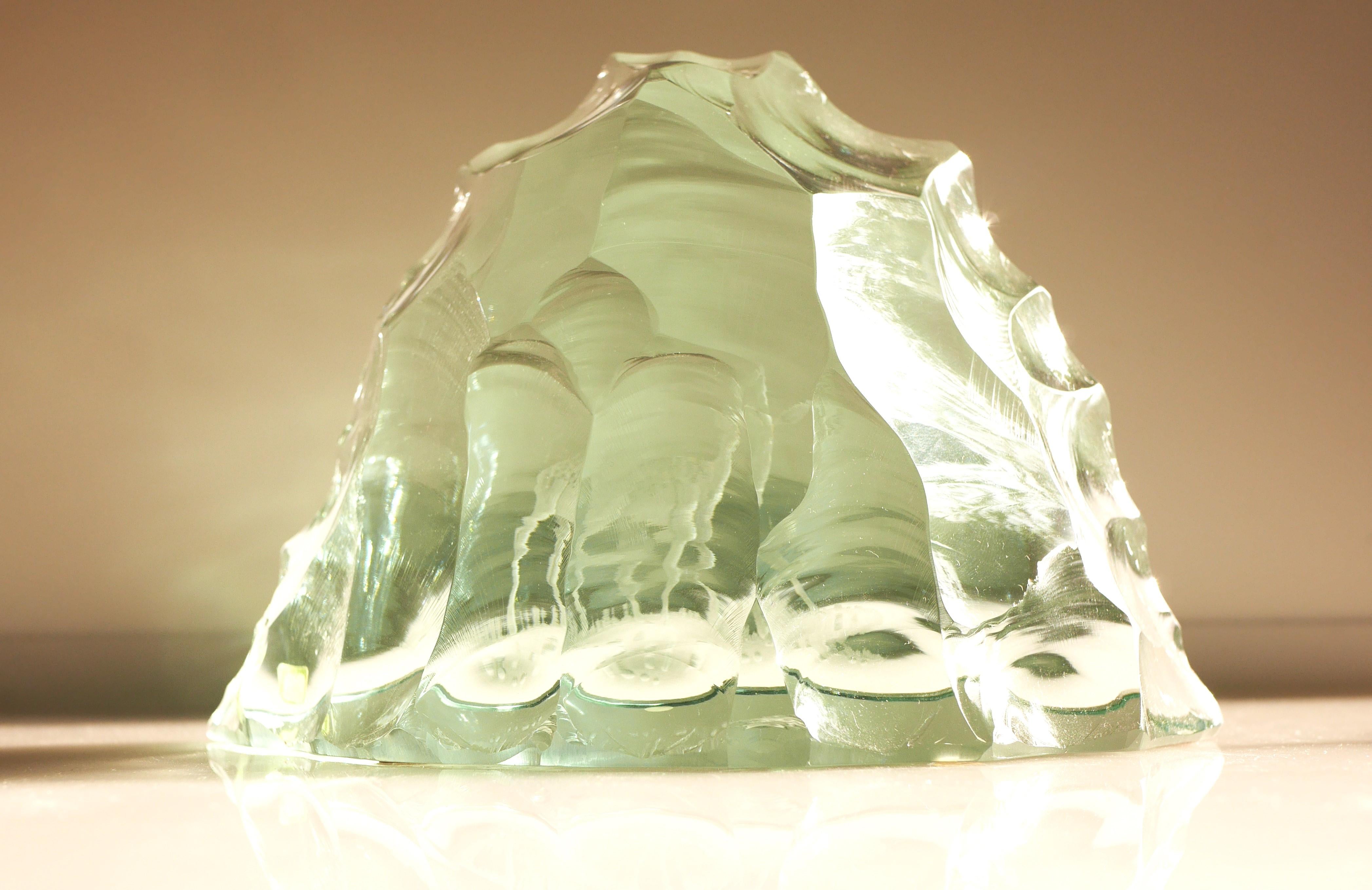 Mid-Century Modern Poids du papier en verre de cristal fabriqué et signé par Vicke Lindstrand pour Kosta Suède en vente