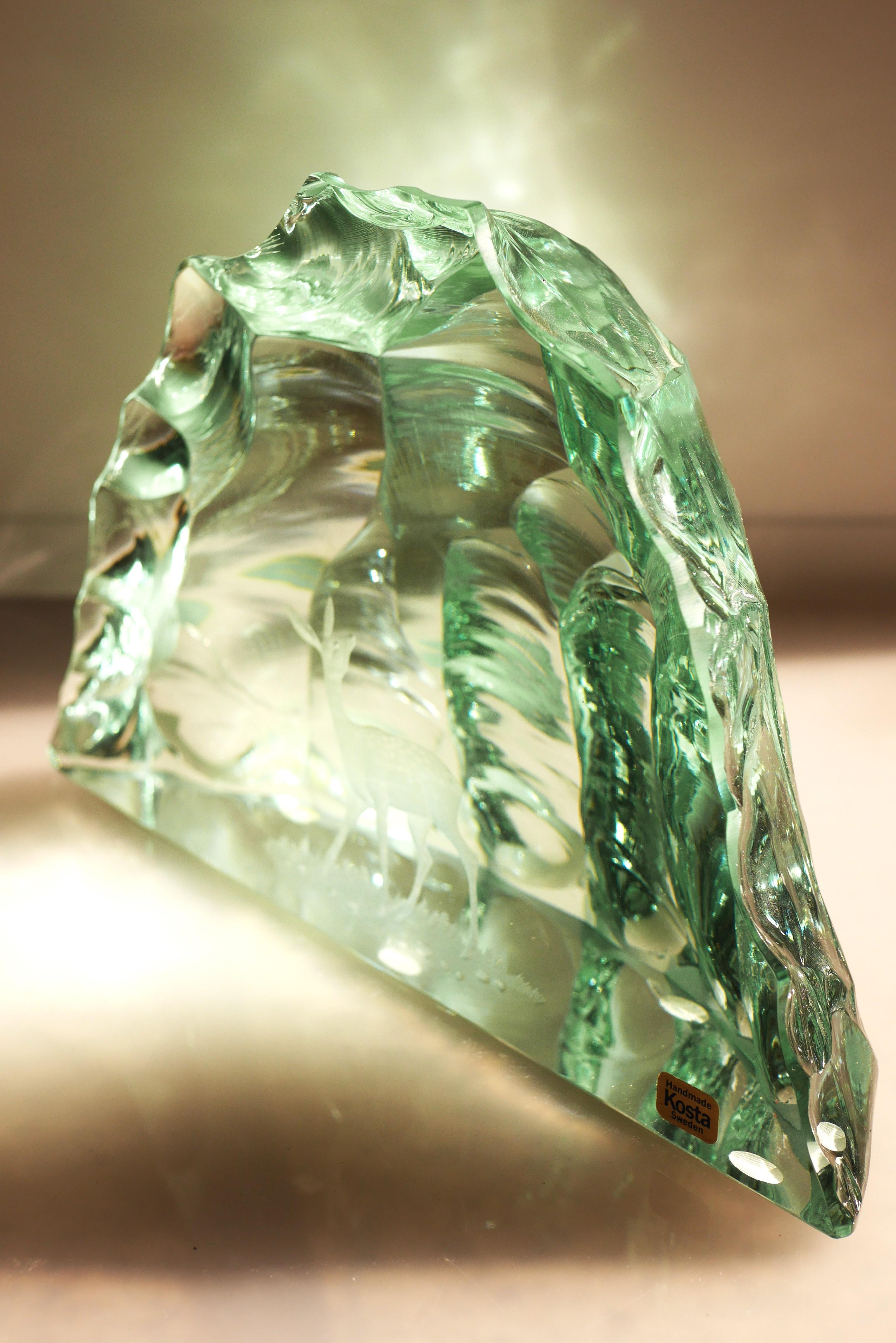Papiergewicht aus Kristall-Kristallglas, hergestellt und signiert von Vicke Lindstrand für Kosta Sweden (Handgefertigt) im Angebot