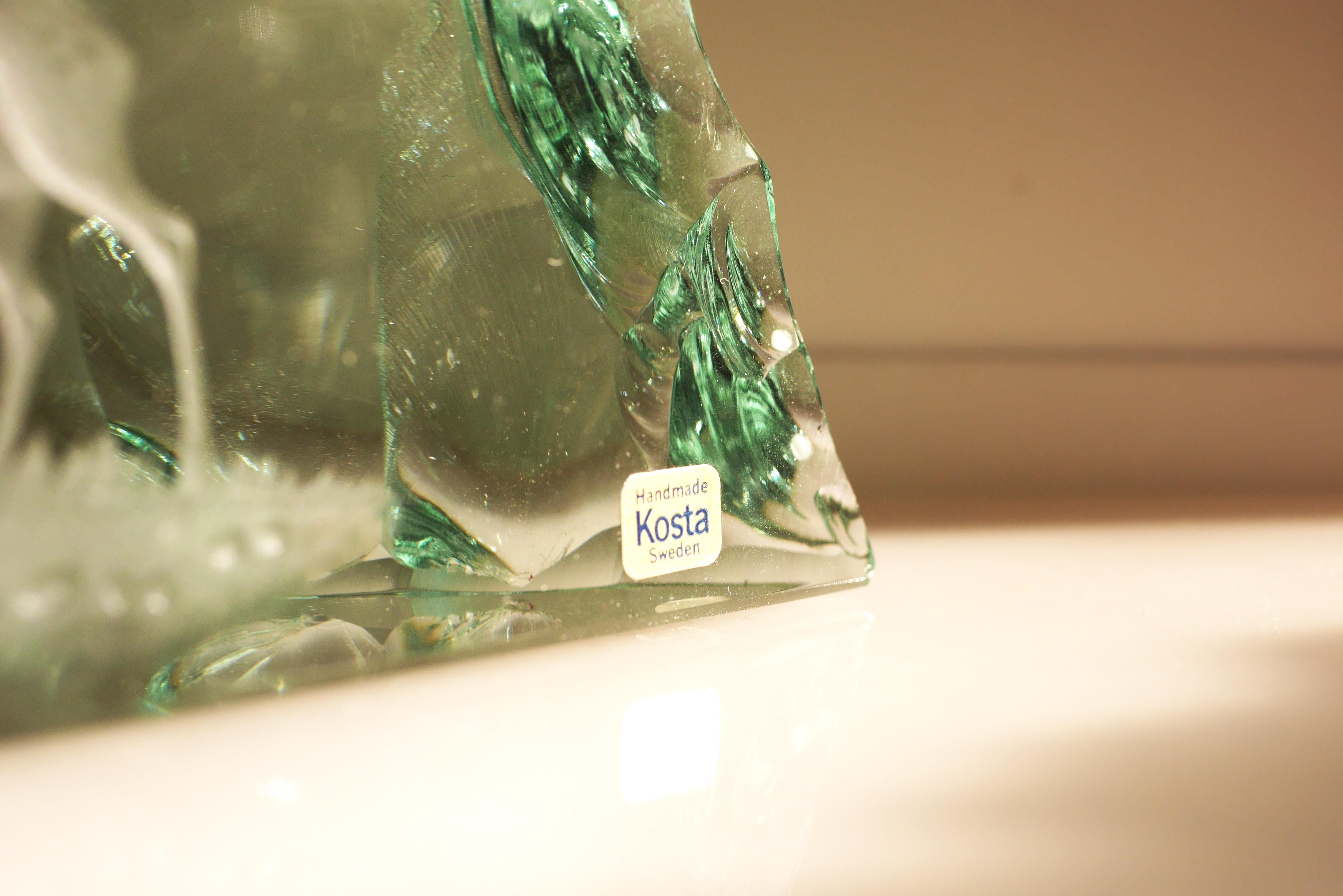 Hand-Crafted Crystal glass paper weight made and signed by Vicke Lindstrand for Kosta Sweden For Sale