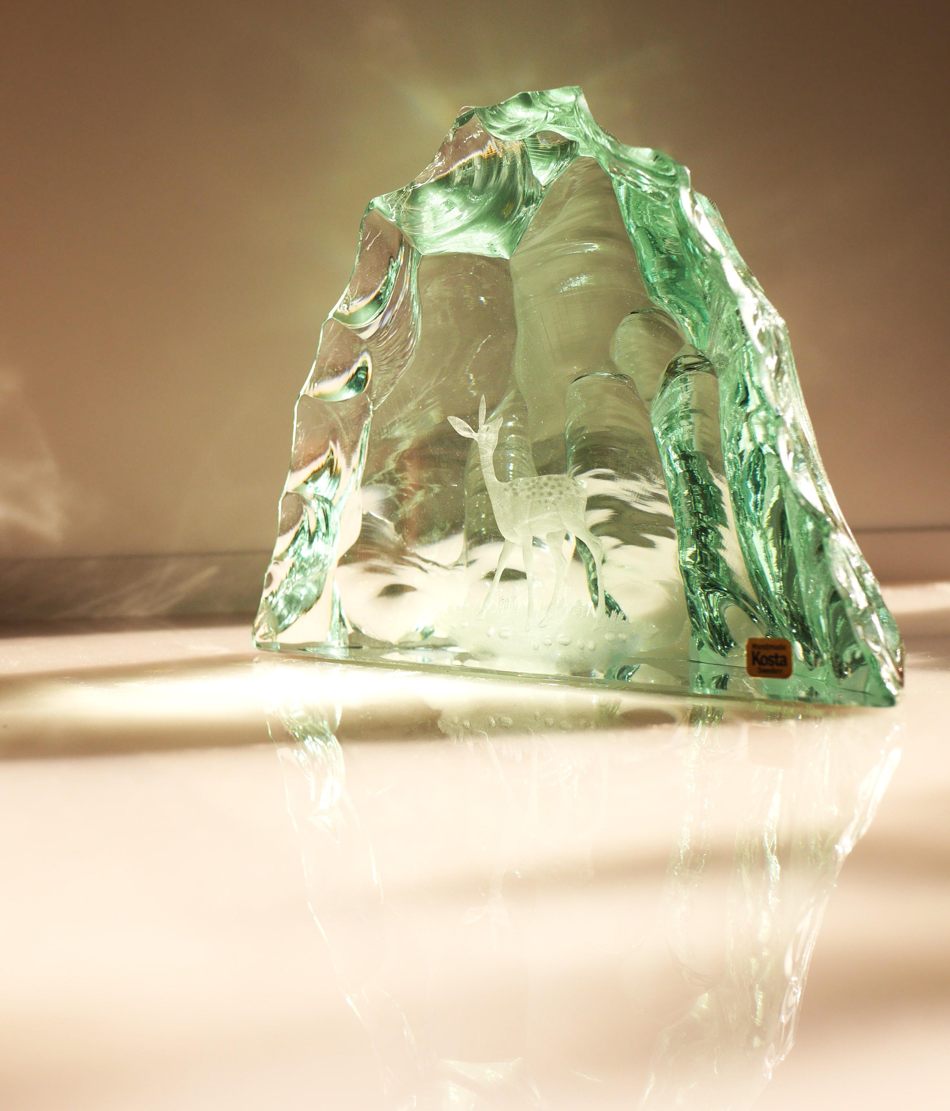 Papiergewicht aus Kristall-Kristallglas, hergestellt und signiert von Vicke Lindstrand für Kosta Sweden im Angebot 1