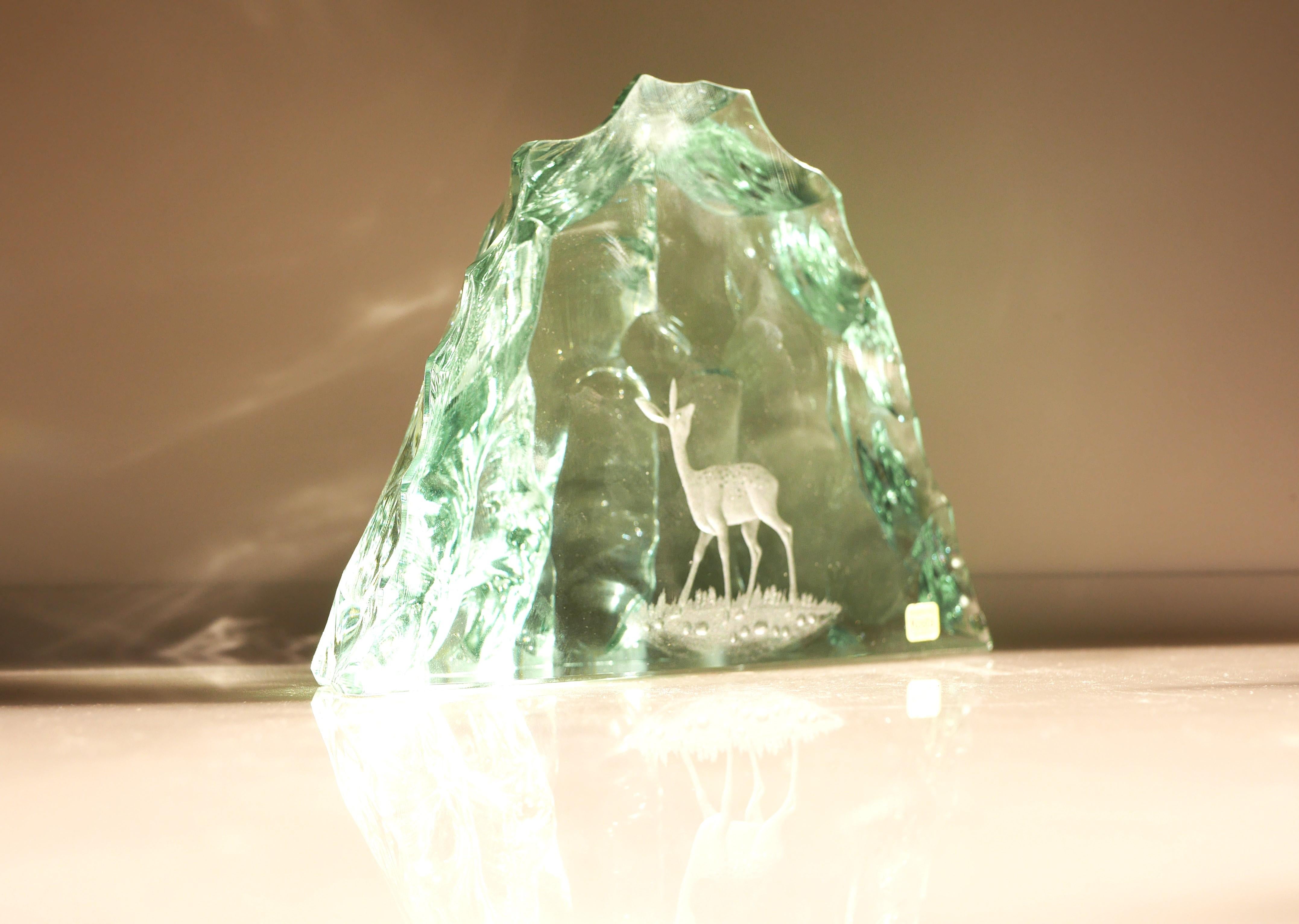 Papiergewicht aus Kristall-Kristallglas, hergestellt und signiert von Vicke Lindstrand für Kosta Sweden im Angebot 3