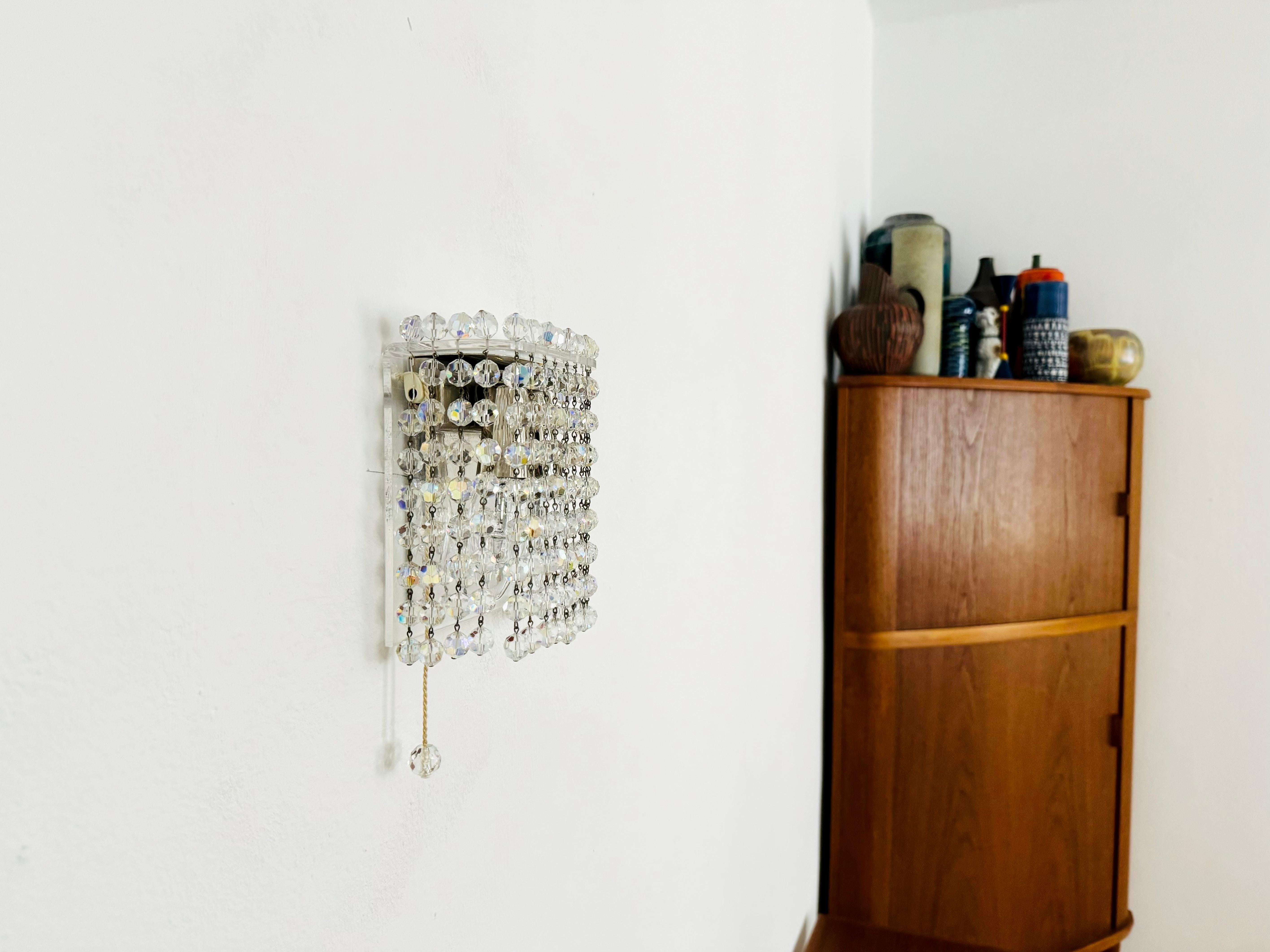 Lampada da parete molto bella e rara degli anni '60.
Effetto di illuminazione molto piacevole grazie al vetro di cristallo, che diffonde un gioco di luce elegante e scintillante nella stanza.
Un design di straordinaria bellezza e una lavorazione di