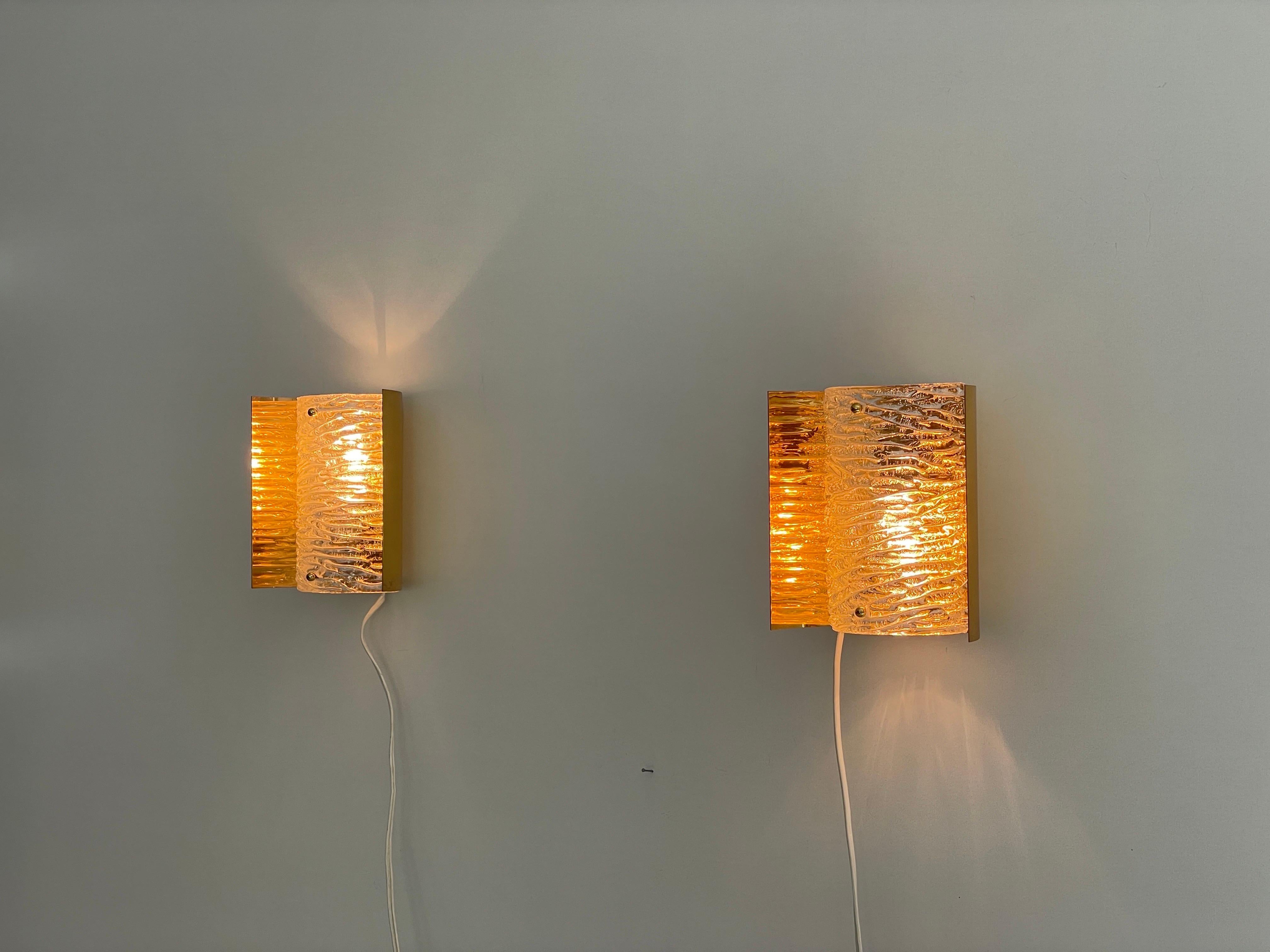 Coppia di appliques in vetro cristallo e ottone, anni '60, Germania in vendita 7