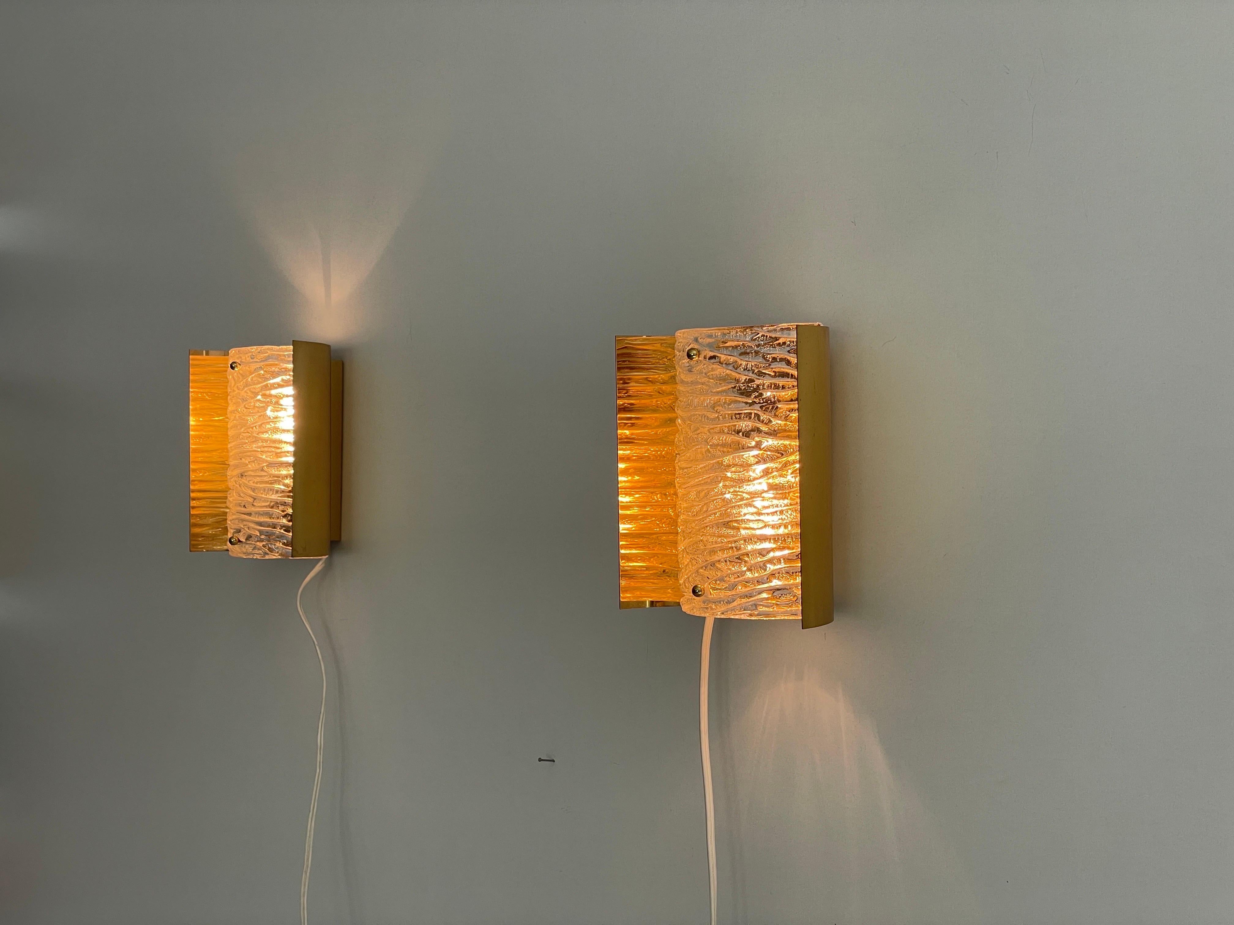 Coppia di appliques in vetro cristallo e ottone, anni '60, Germania in vendita 8