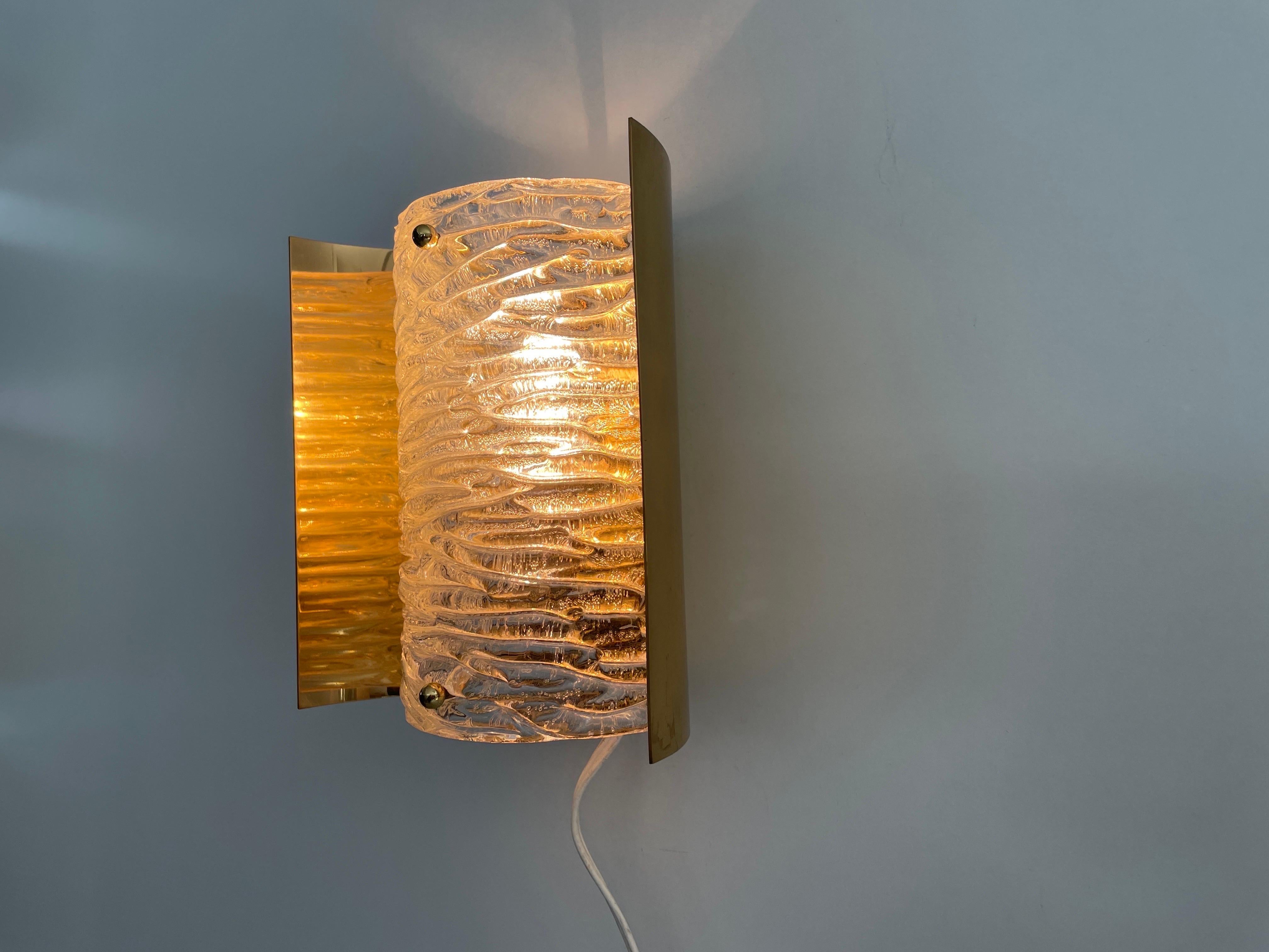Coppia di appliques in vetro cristallo e ottone, anni '60, Germania in vendita 12