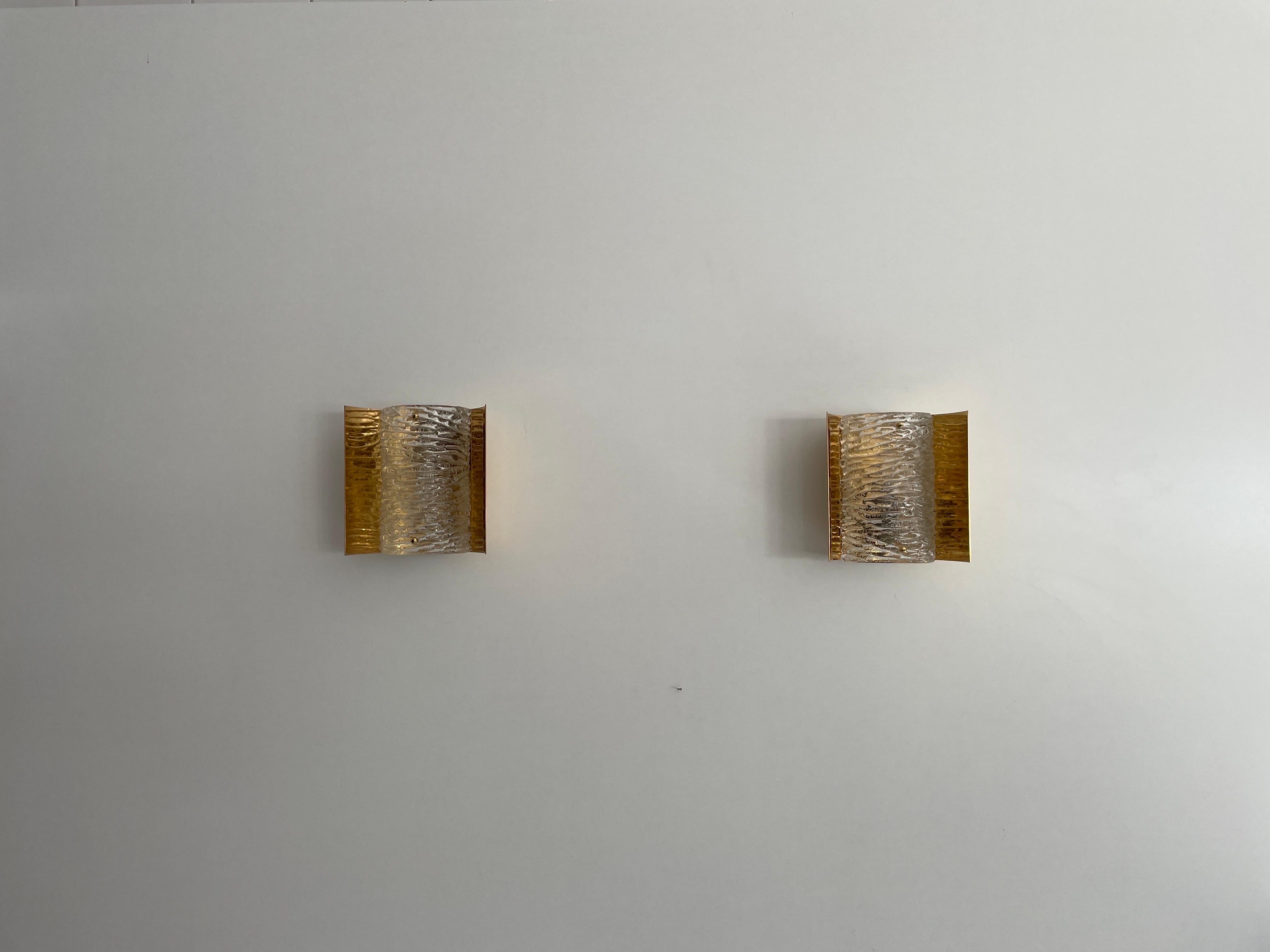 Coppia di appliques in vetro cristallo e ottone, anni '60, Germania

Lampade da parete molto eleganti e minimaliste
La lampada è in ottime condizioni.

Queste lampade funzionano con lampadine standard E14. 
Cablato e adatto all'uso in tutti i paesi.