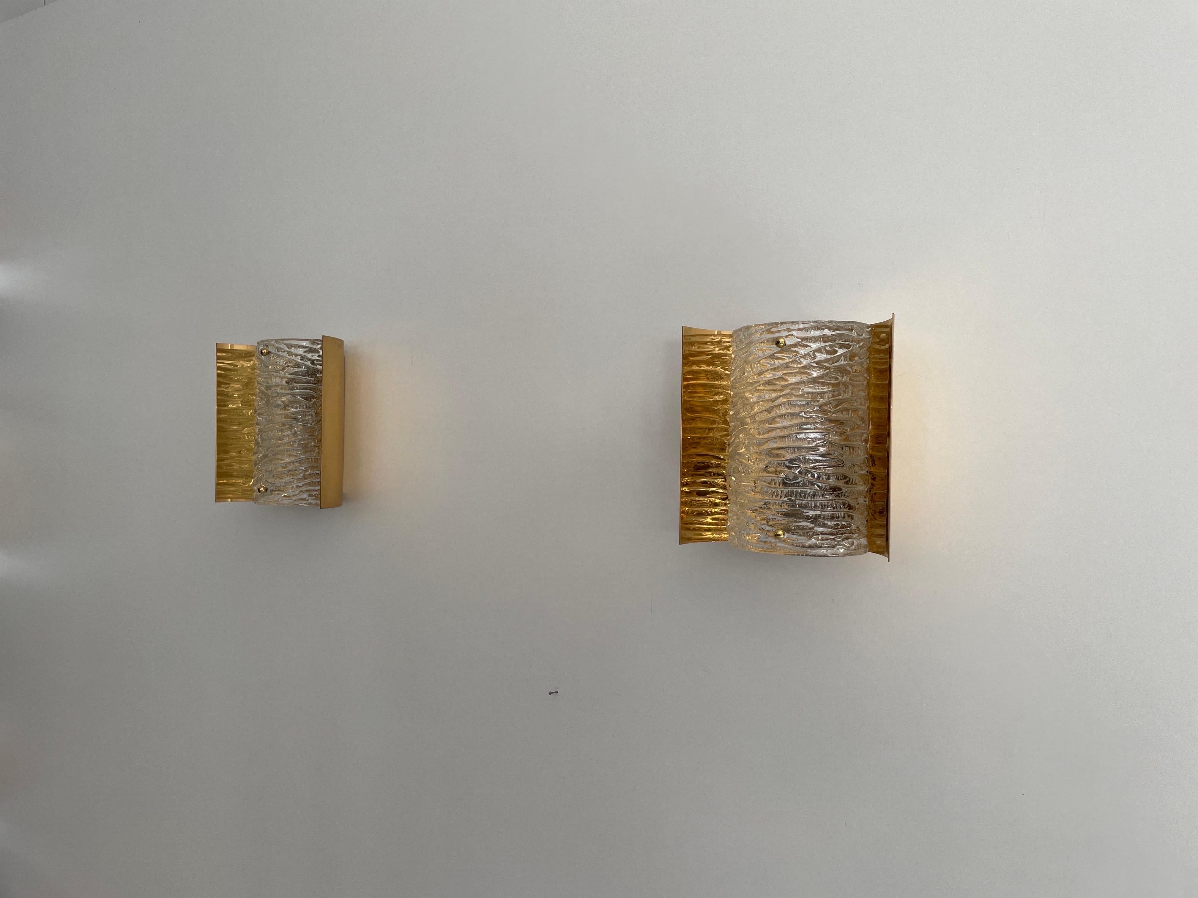 Mid-Century moderno Coppia di appliques in vetro cristallo e ottone, anni '60, Germania in vendita