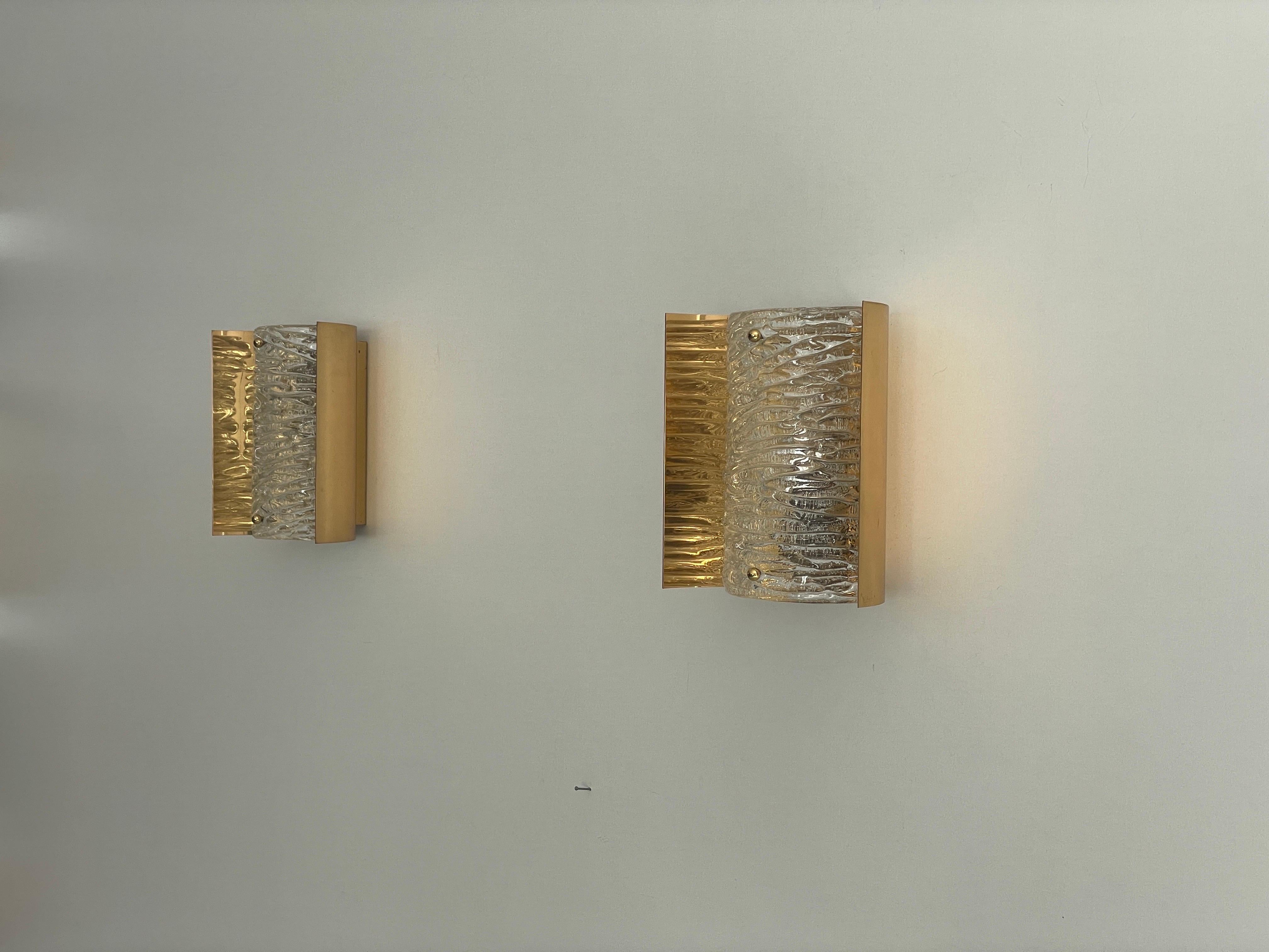 Tedesco Coppia di appliques in vetro cristallo e ottone, anni '60, Germania in vendita