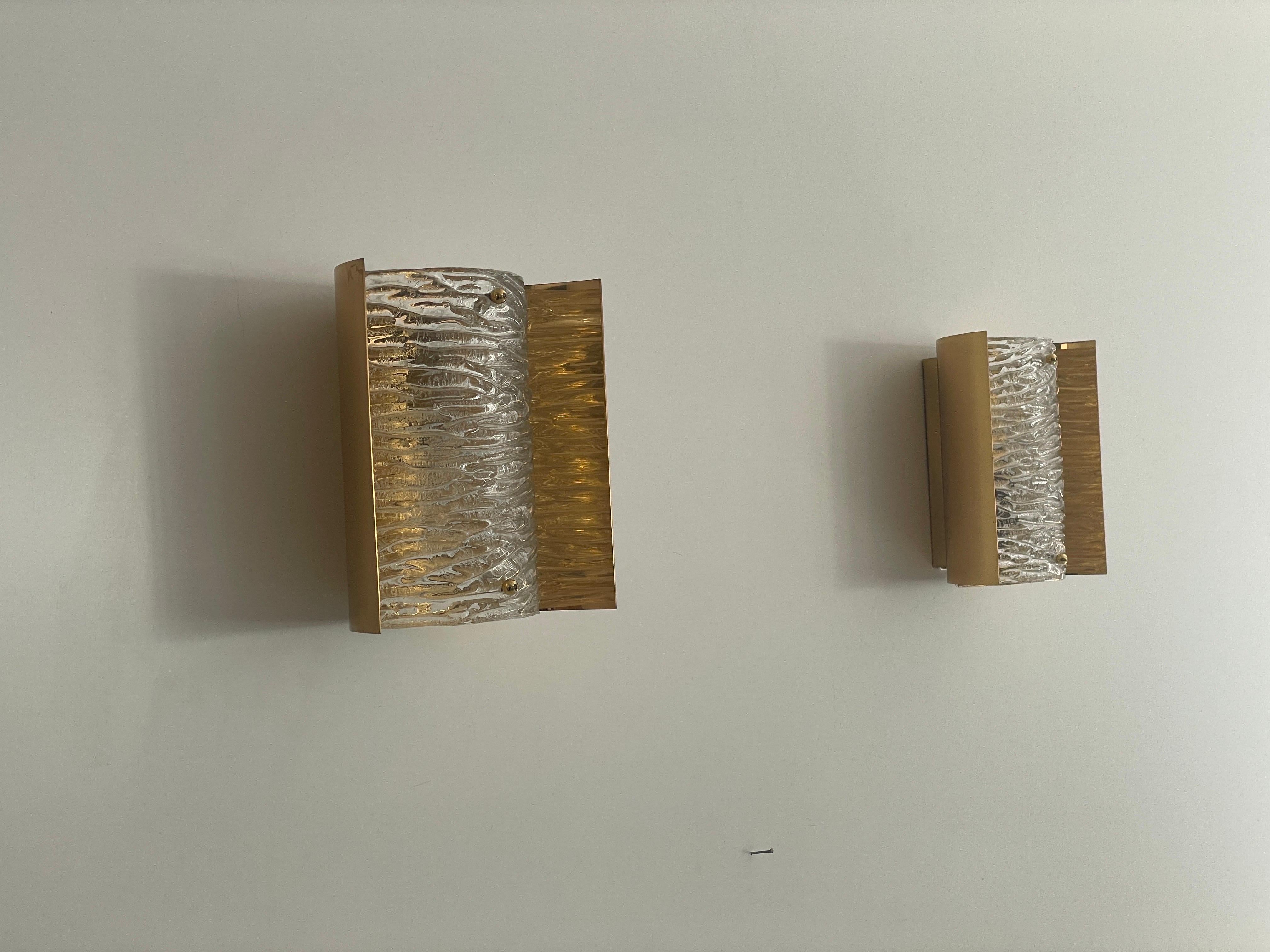 Coppia di appliques in vetro cristallo e ottone, anni '60, Germania In condizioni ottime in vendita a Hagenbach, DE