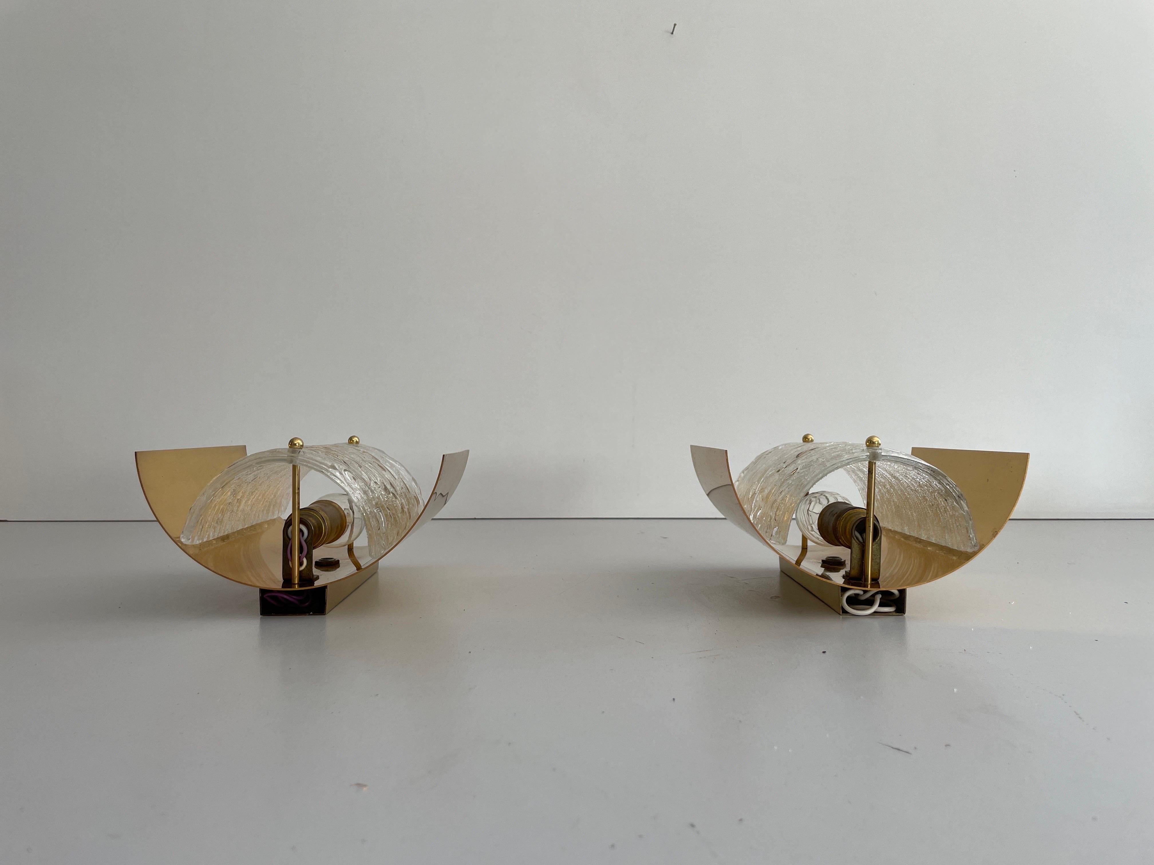 Coppia di appliques in vetro cristallo e ottone, anni '60, Germania in vendita 2