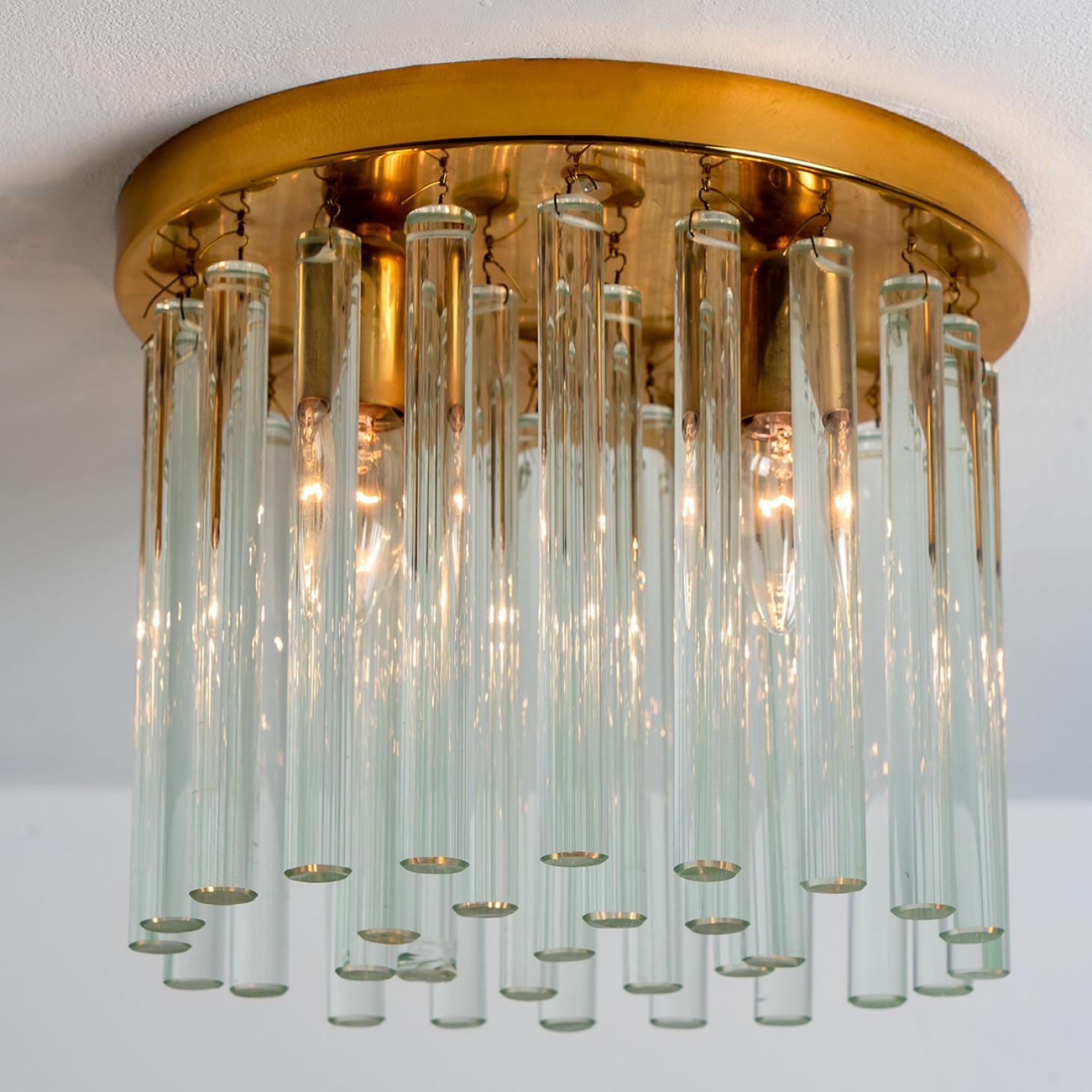 High quality midcentury brass and clear crystal glass flush mount by Ernst Palme, Germany, 1970s.
The flush has a brass ceiling plate, to which 31 crystal glass elements are attached.

The crystal glass elements will be individually wrapped for safe