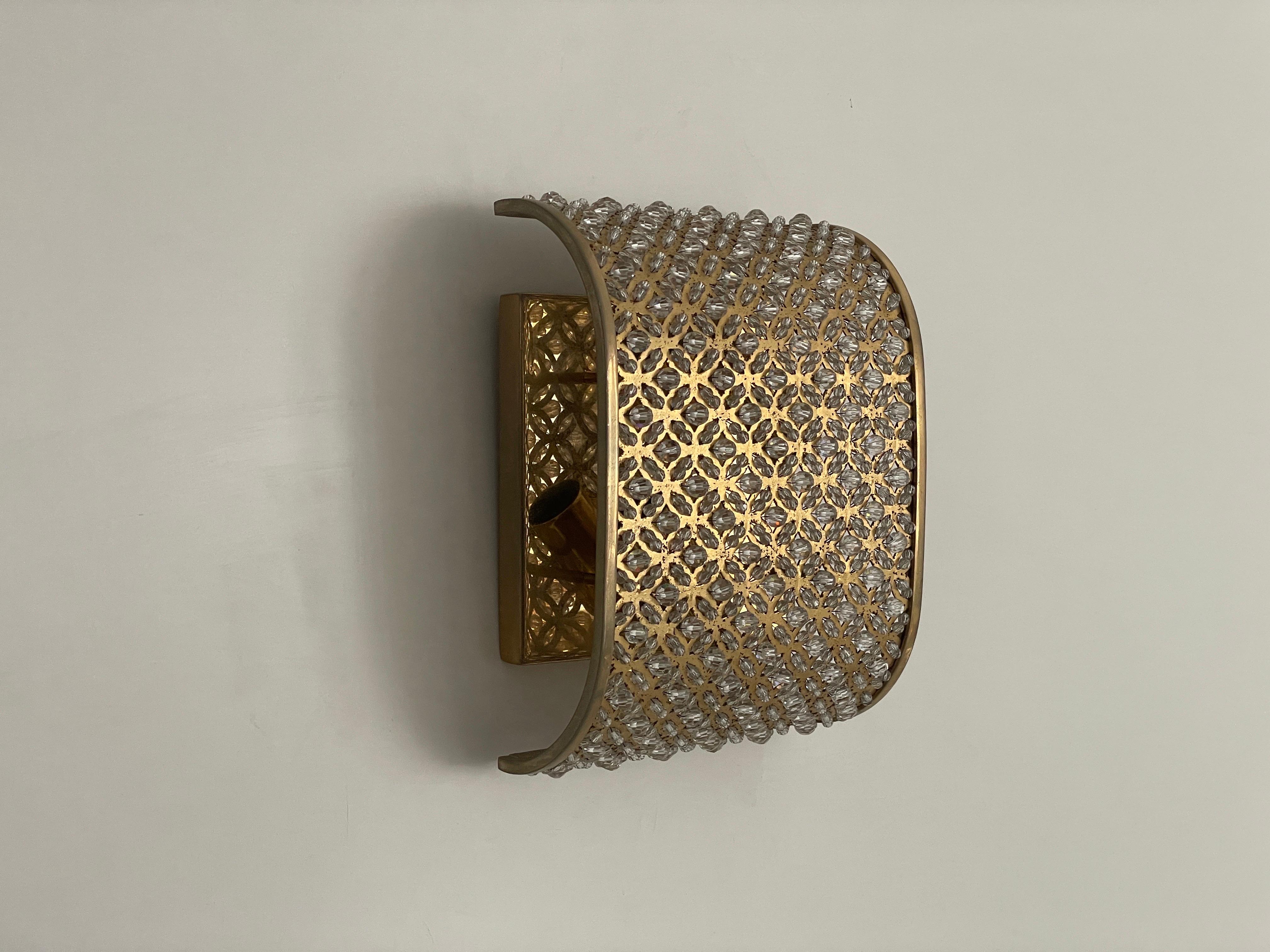 Applique simple en cristal de verre et laiton, années 1960, Italie

Des appliques très élégantes et minimalistes.

Les lampes sont en très bon état.

Ces lampes fonctionnent avec 2 ampoules standard E14. 
Câblé et utilisable dans tous les pays.