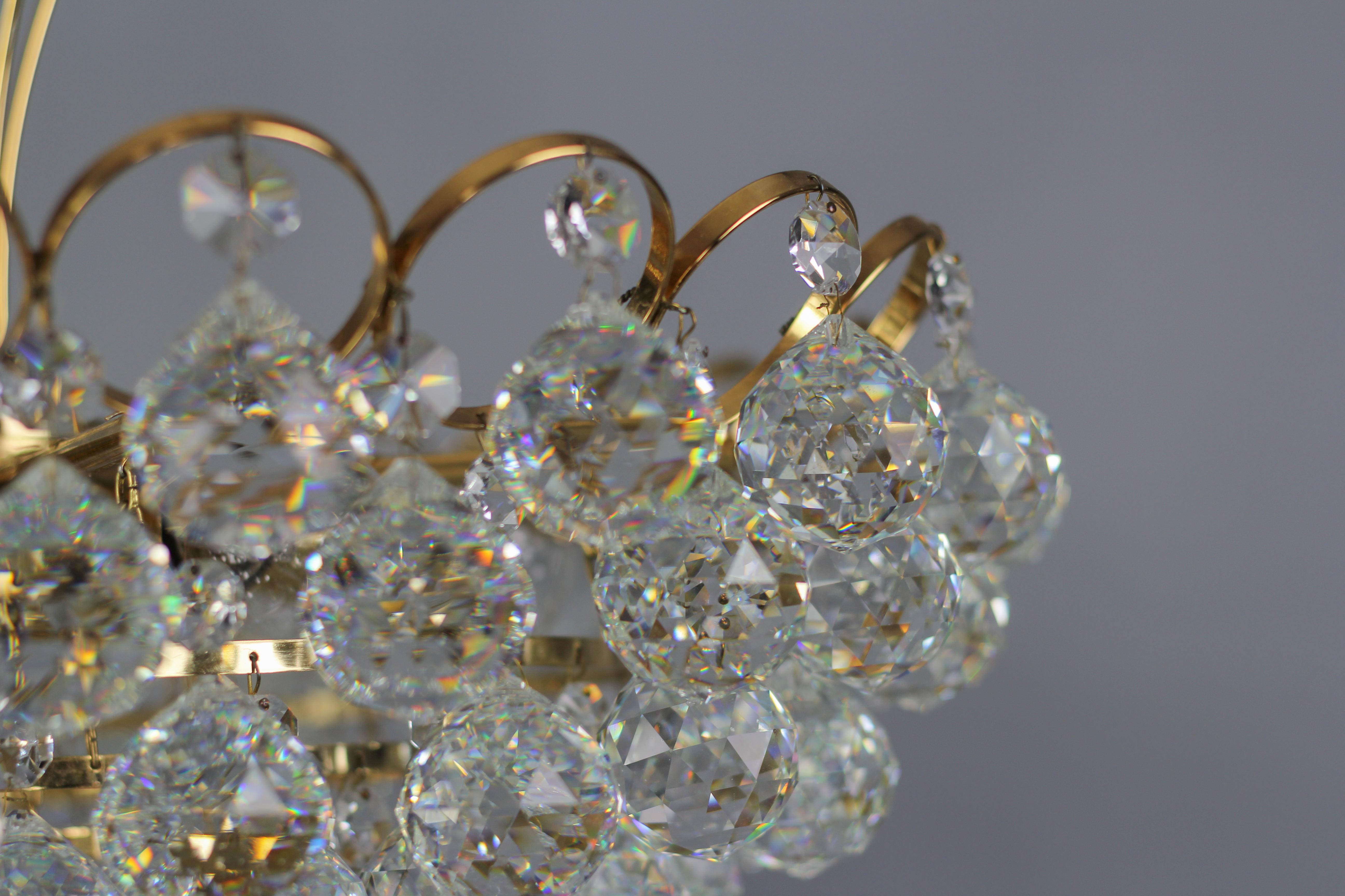 Kristallglas-Kronleuchter mit sieben Leuchten aus vergoldetem Messing, Deutschland, 1970er Jahre im Angebot 4