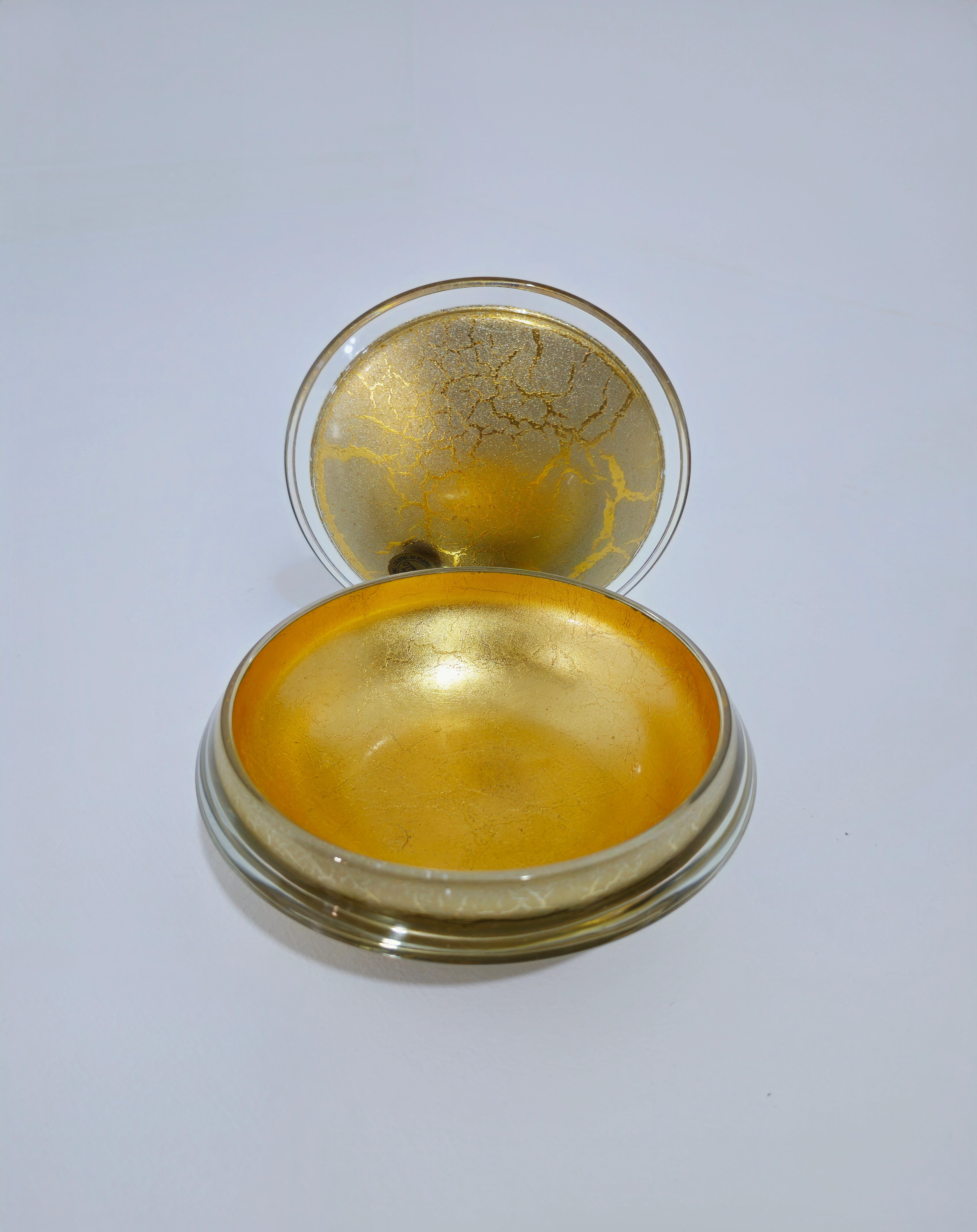 Caja contenedora de cristal con baño de oro en forma circular. Refinado objeto decorativo, realmente un hermoso vaso de cristal.   Mira atentamente el vídeo y las fotos, gracias.

Peso: 1.250 Kg

NOTA: Ofrecemos a nuestros clientes un servicio