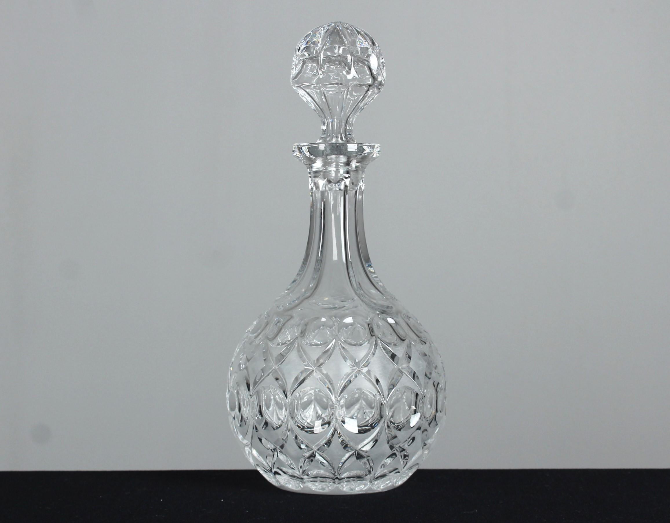 Cette carafe, réalisée de main de maître, allie la beauté esthétique à la praticité et constitue un symbole intemporel de sophistication et de style.

La caractéristique du verre de cristal est sa clarté et sa brillance, obtenues grâce à