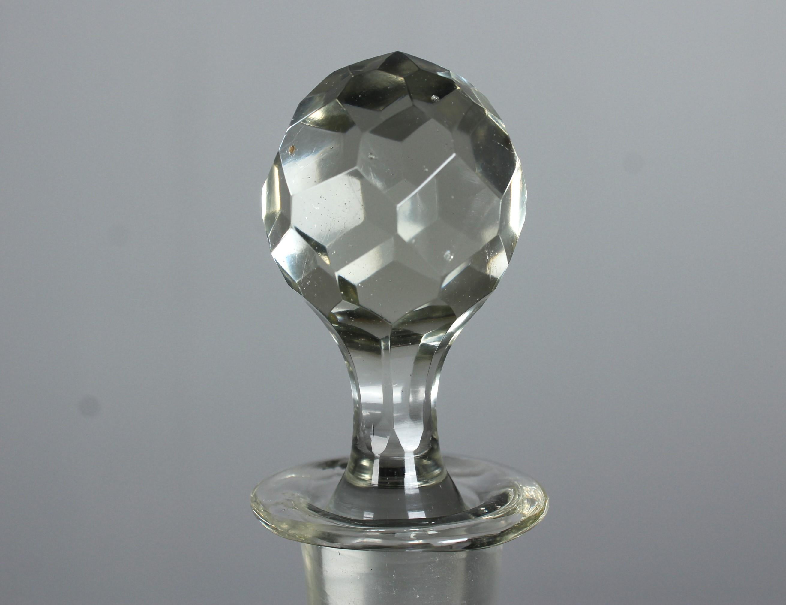 20ième siècle Carafe en cristal du 20ème siècle, sculptée à la main, 31 cm en vente