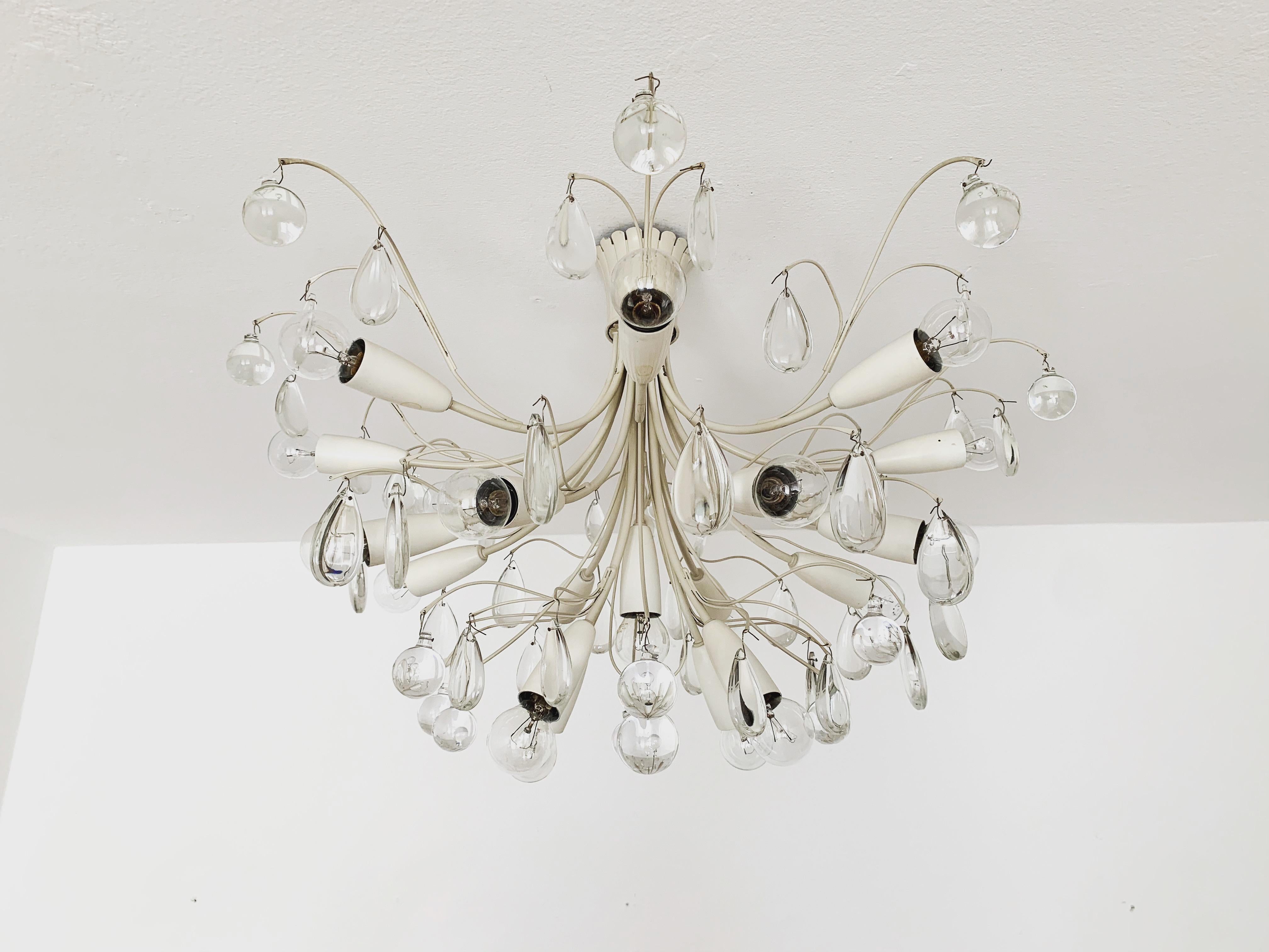 Lampadario estremamente bello degli anni '1950.
La lavorazione di alta qualità e il materiale molto nobile colpiscono a prima vista.
Un design eccezionalmente bello.
Le pietre scintillanti diffondono una luce sensazionale.

Produttore: Vereinigte