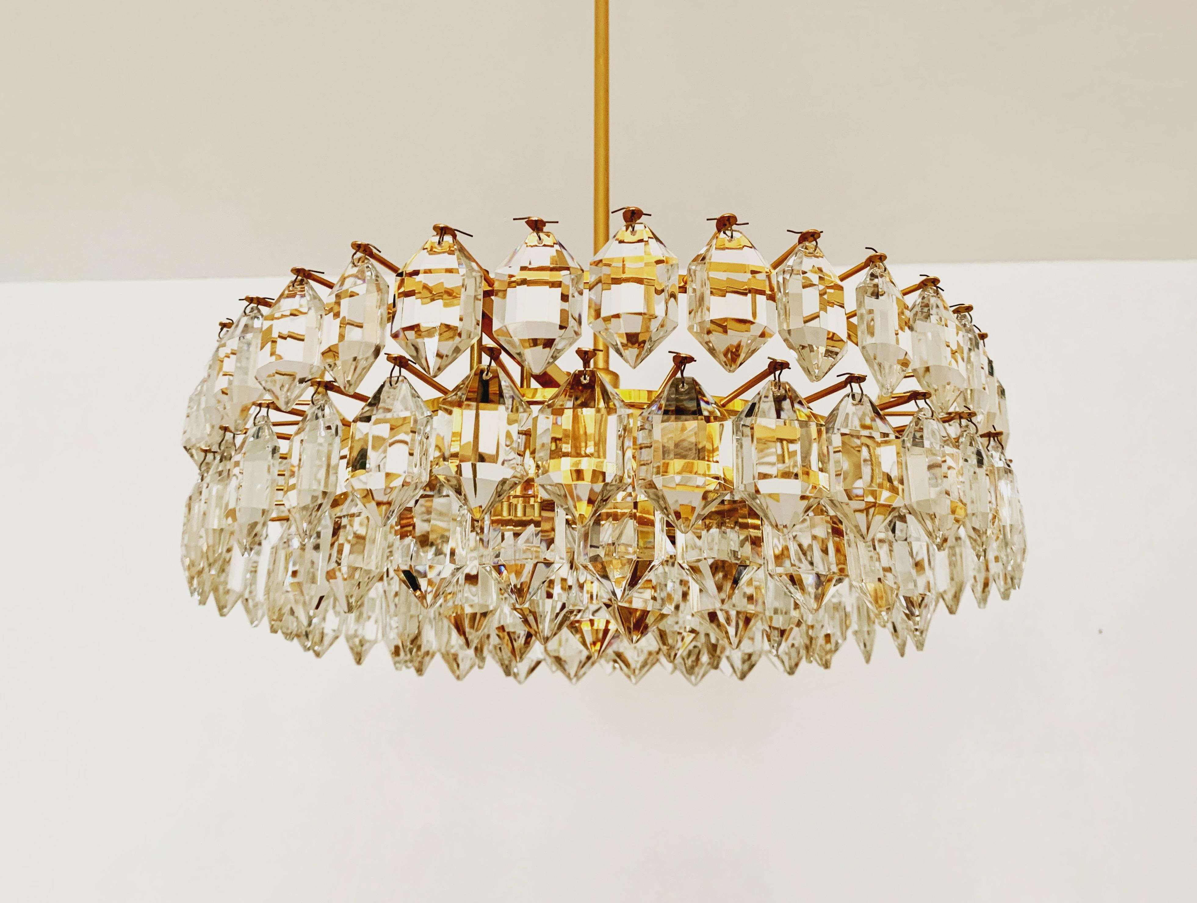 Extremely beautiful and high quality 5 tier chandelier from the 1960s.
The high-quality workmanship and the very noble material impress at first sight.
Exceptionally beautiful design.
The 126 crystals spread a spectacular play of light in the