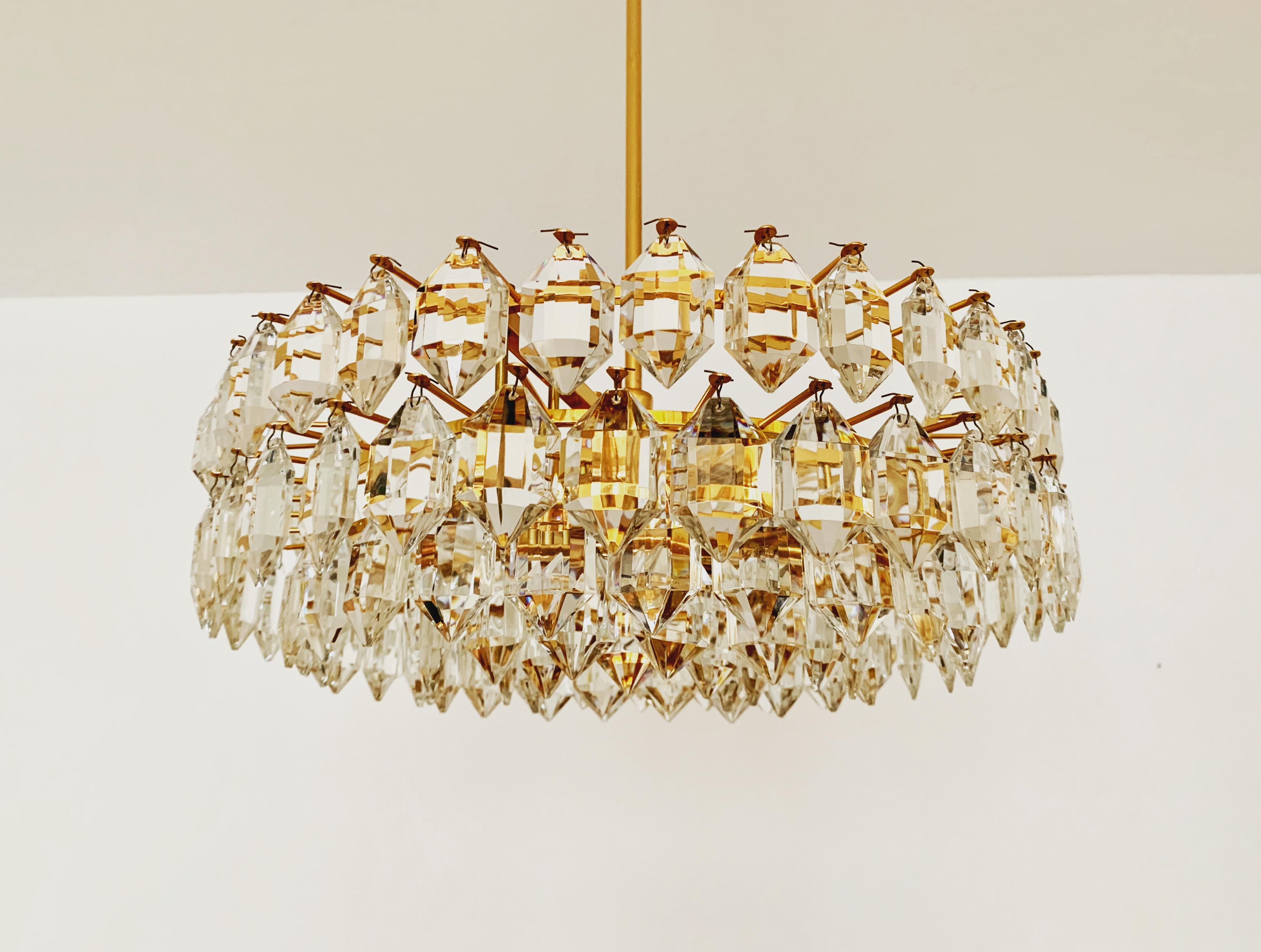 Lustre à 5 niveaux extrêmement beau et de grande qualité, datant des années 1960.
La fabrication de haute qualité et le matériau très noble impressionnent au premier coup d'œil.
Un design d'une beauté exceptionnelle.
Les 126 cristaux diffusent un